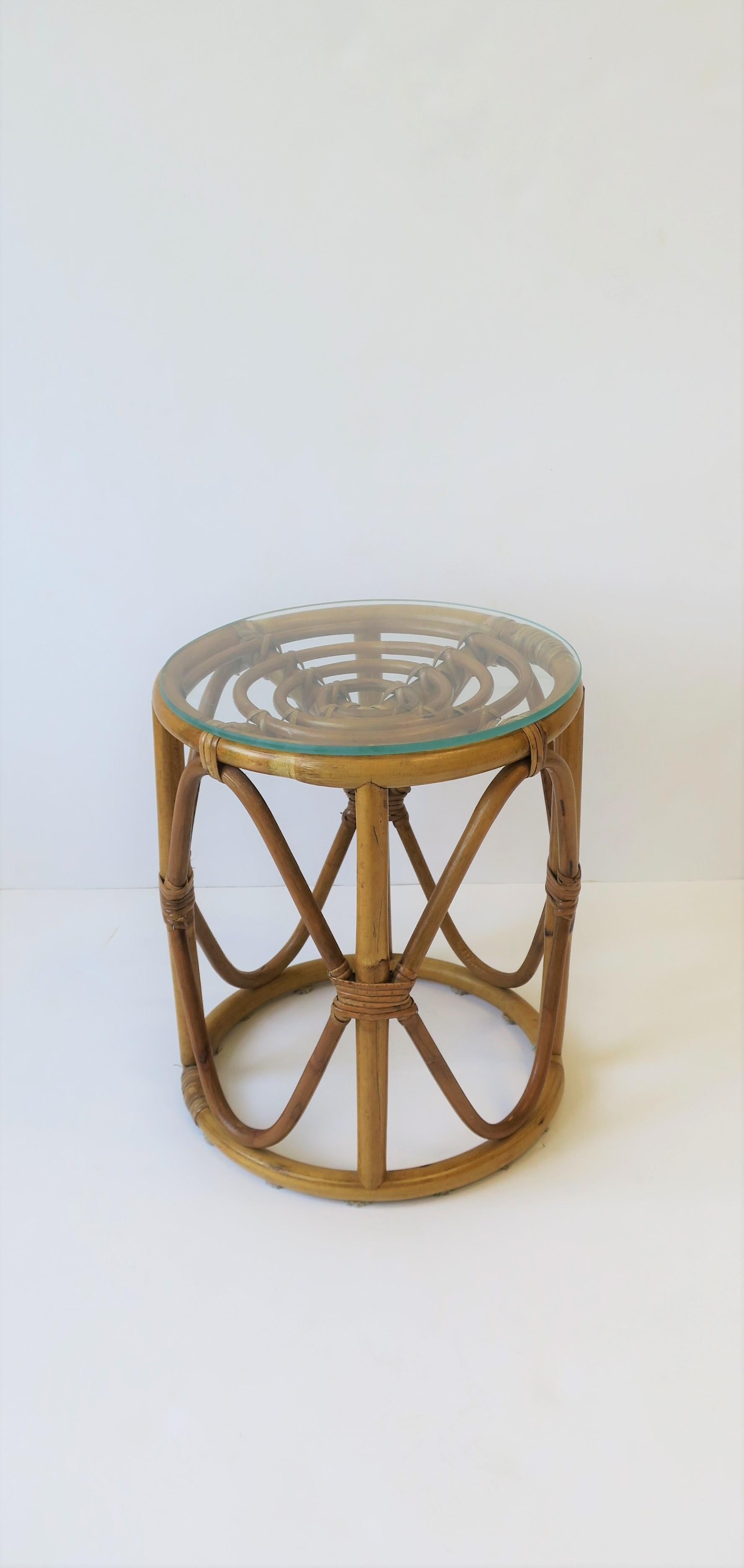 A chic small wicker rattan bentwood round side/drinks table with glass top, in the style of Franco Albini, circa 20th century. 

Piece measures: 12