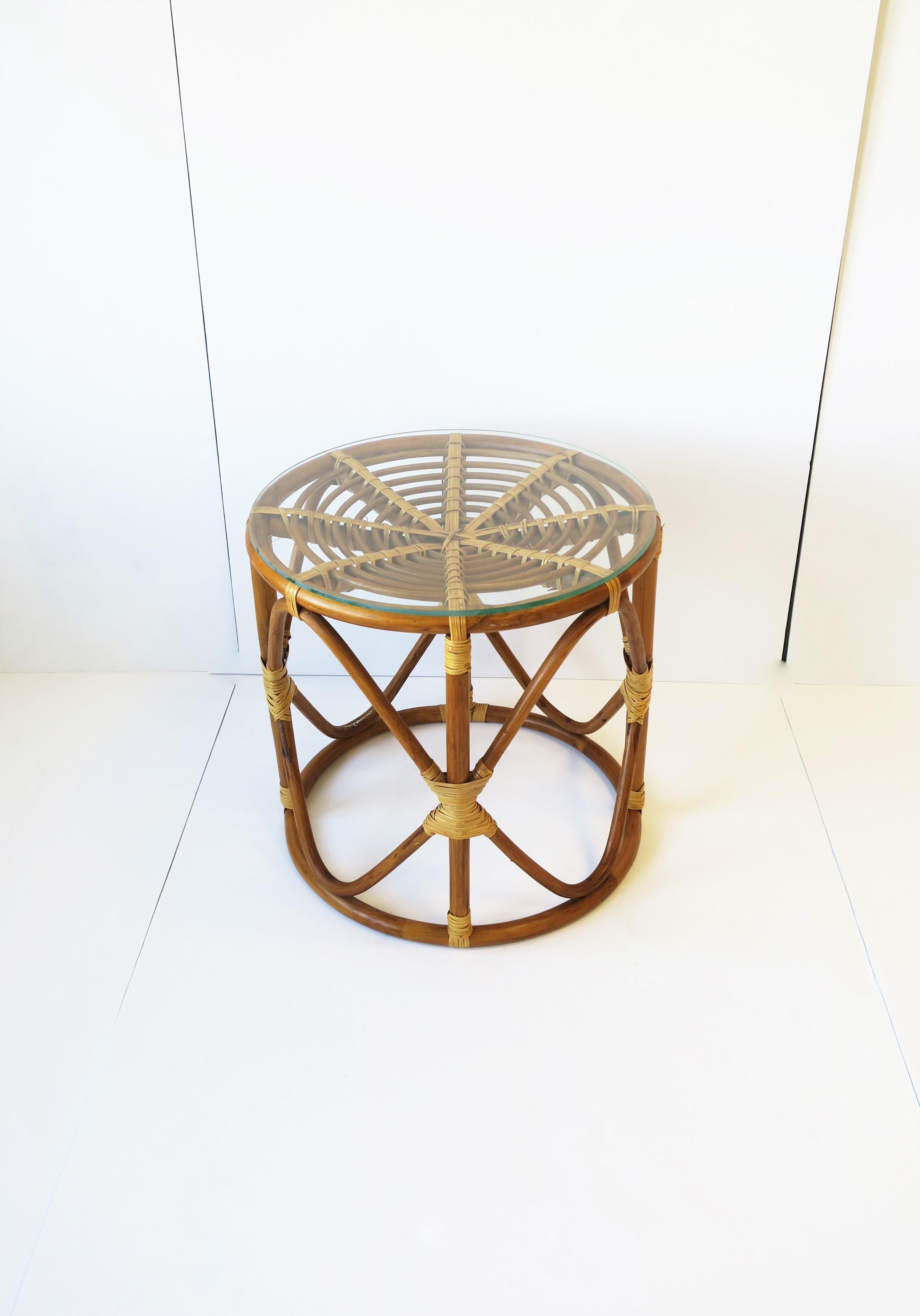 A chic wicker rattan bentwood round side/drinks table with glass top, in the style of Franco Albini, circa 20th century. 

Piece measures: 17.75