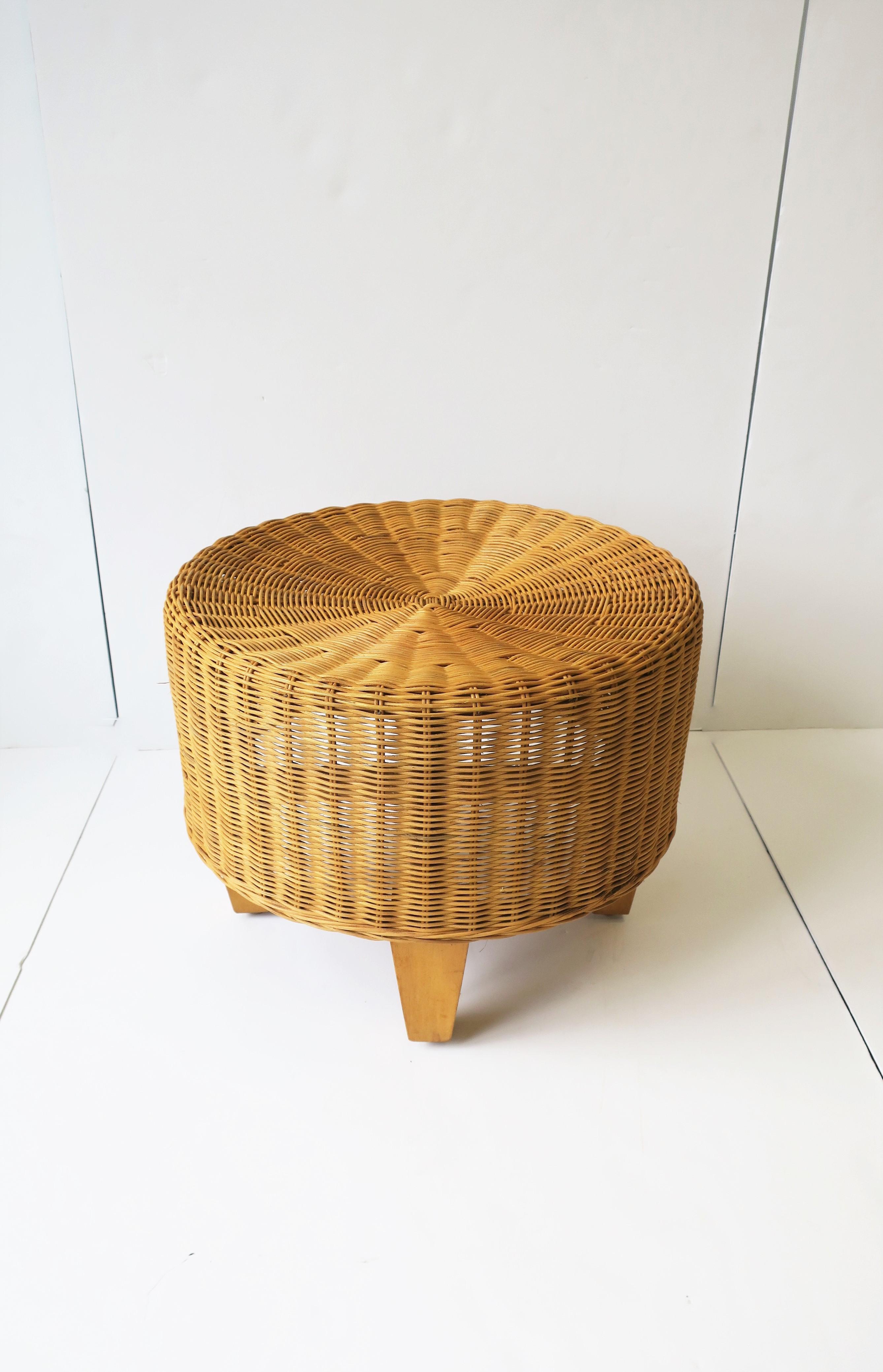 Round Wicker Stool or Ottoman In Good Condition In New York, NY