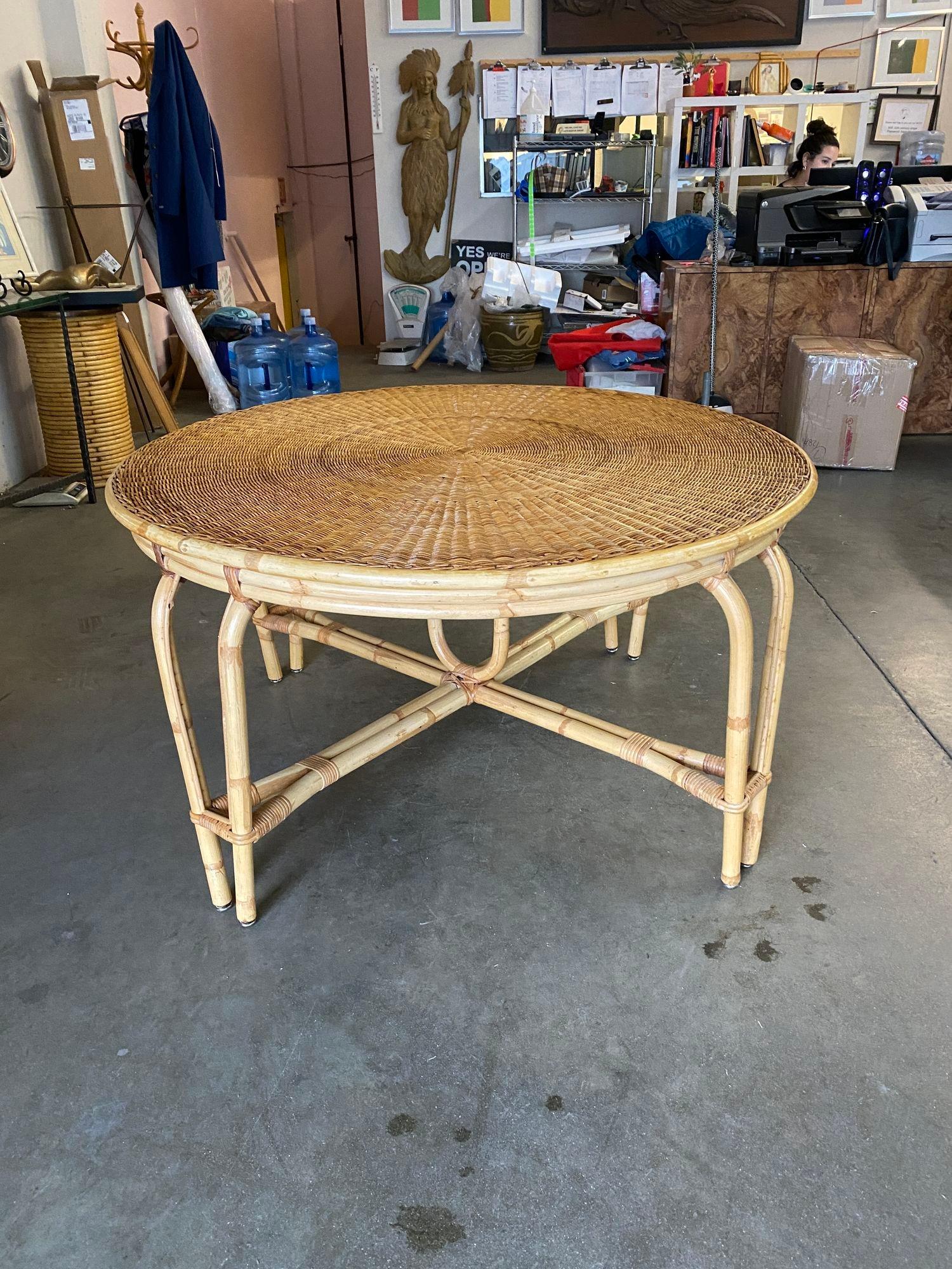 Round Wicker Top Rattan Table with Matching Stools Dining Set In Excellent Condition For Sale In Van Nuys, CA