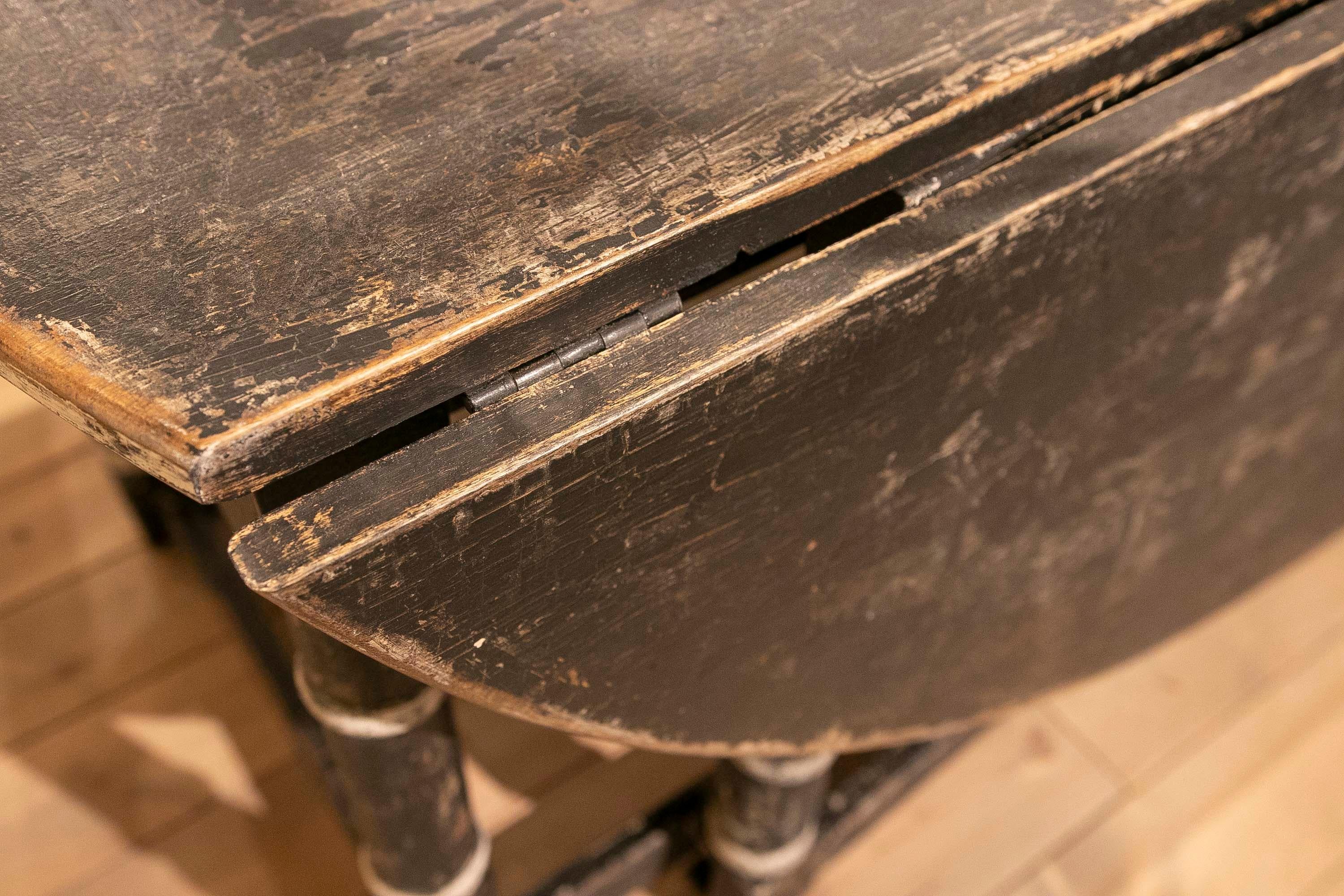Runder Flügeltisch mit Schubladen in alten schwarzen polychromen Beistelltischen im Angebot 6