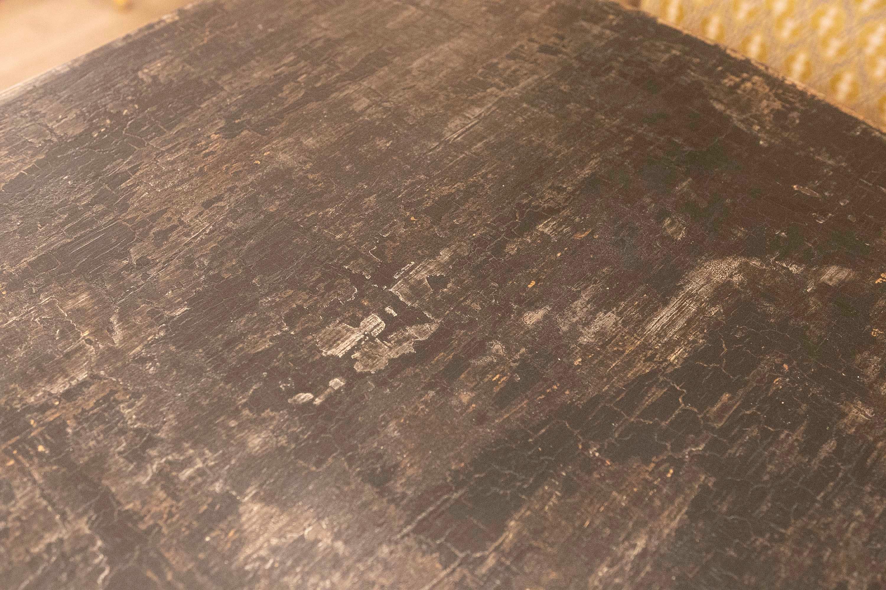 Runder Flügeltisch mit Schubladen in alten schwarzen polychromen Beistelltischen im Angebot 11