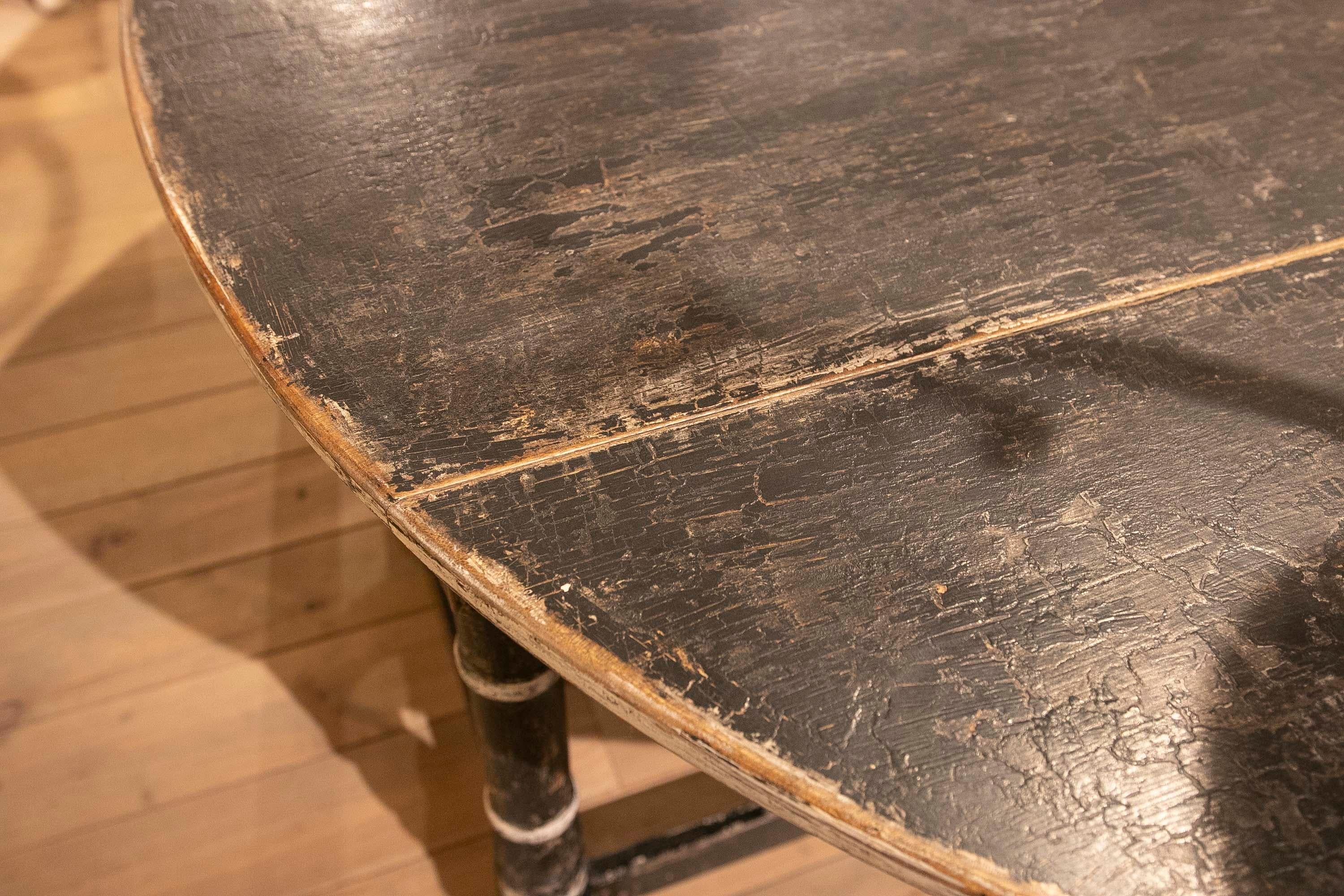 Runder Flügeltisch mit Schubladen in alten schwarzen polychromen Beistelltischen (Holz) im Angebot