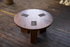 Mesa redonda de madera y bronce en nogal Mesa baja Winston by Alabama Sawyer