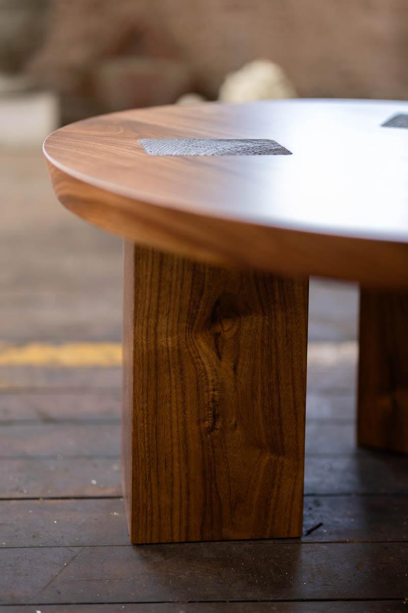 Runder Winston-Couchtisch aus Holz und Bronze aus Nussbaumholz von Alabama Sawyer im Zustand „Neu“ im Angebot in Birmingham, AL