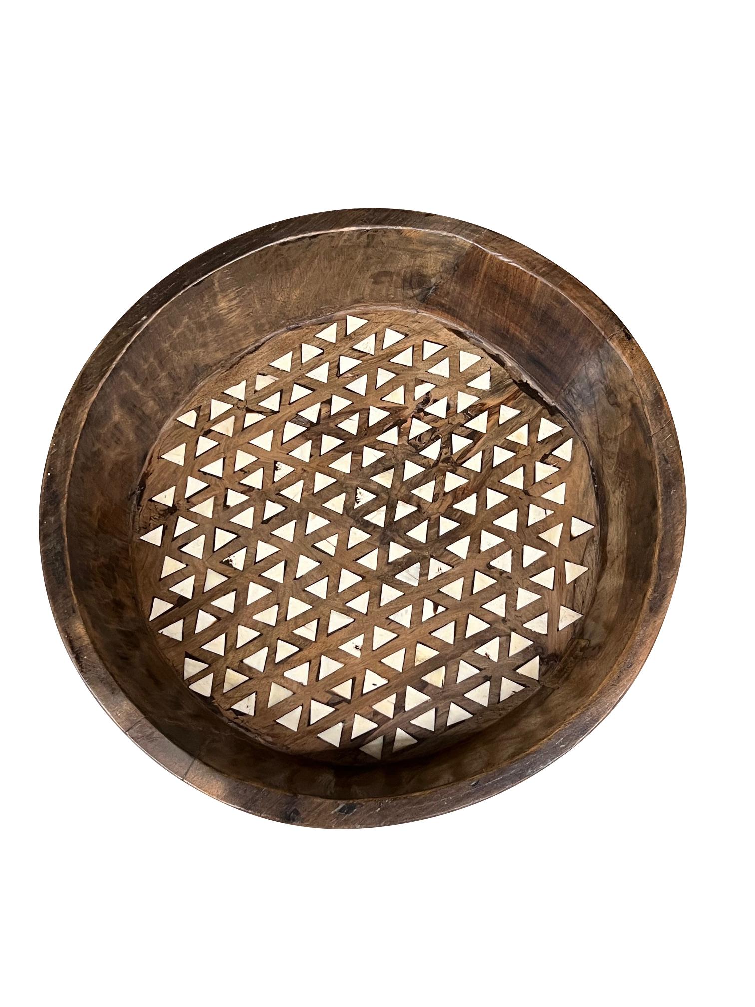 Indiano Ciotola rotonda in Wood con intarsio in osso a forma triangolare, India, contemporaneo in vendita
