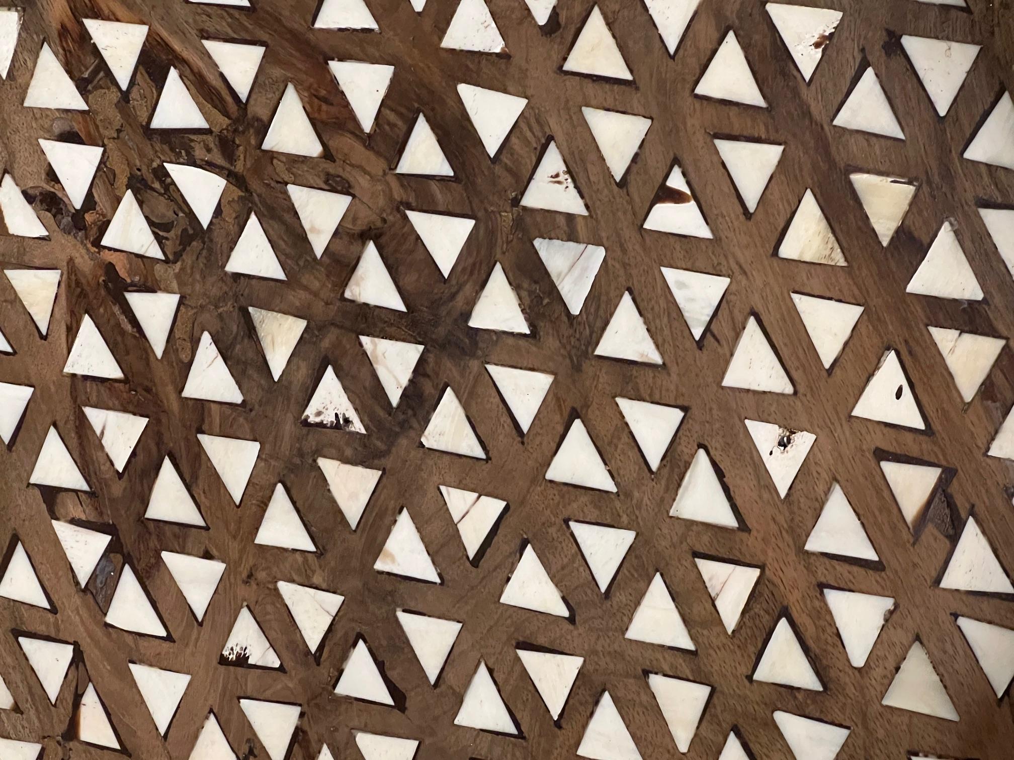 Ciotola rotonda in Wood con intarsio in osso a forma triangolare, India, contemporaneo In condizioni Nuovo in vendita a New York, NY