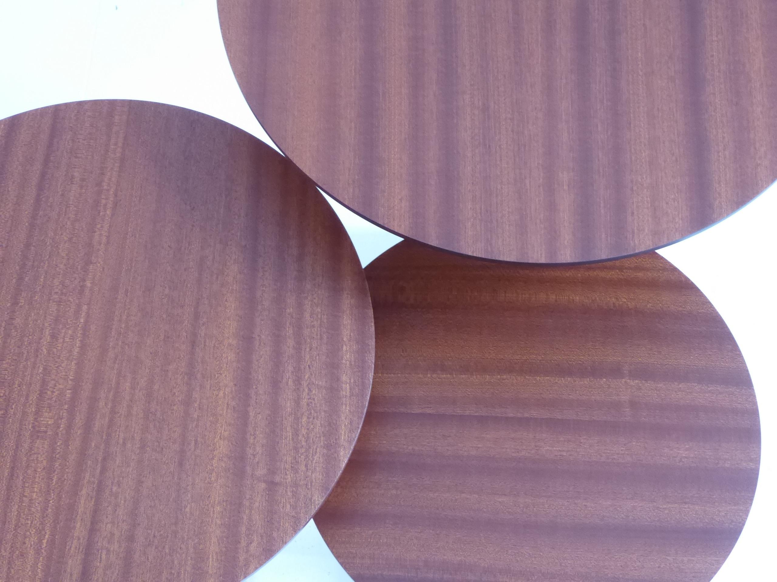 Oberflächen-Tabellen

Diese Kollektion zierlicher Tische kombiniert fein geformte Platten, spitz zulaufende Stiele aus Bronzeguss und Betonsockel, um jeden Raum zu vervollständigen. Die gedrechselten Holzplatten sind wunderschön geformt und
