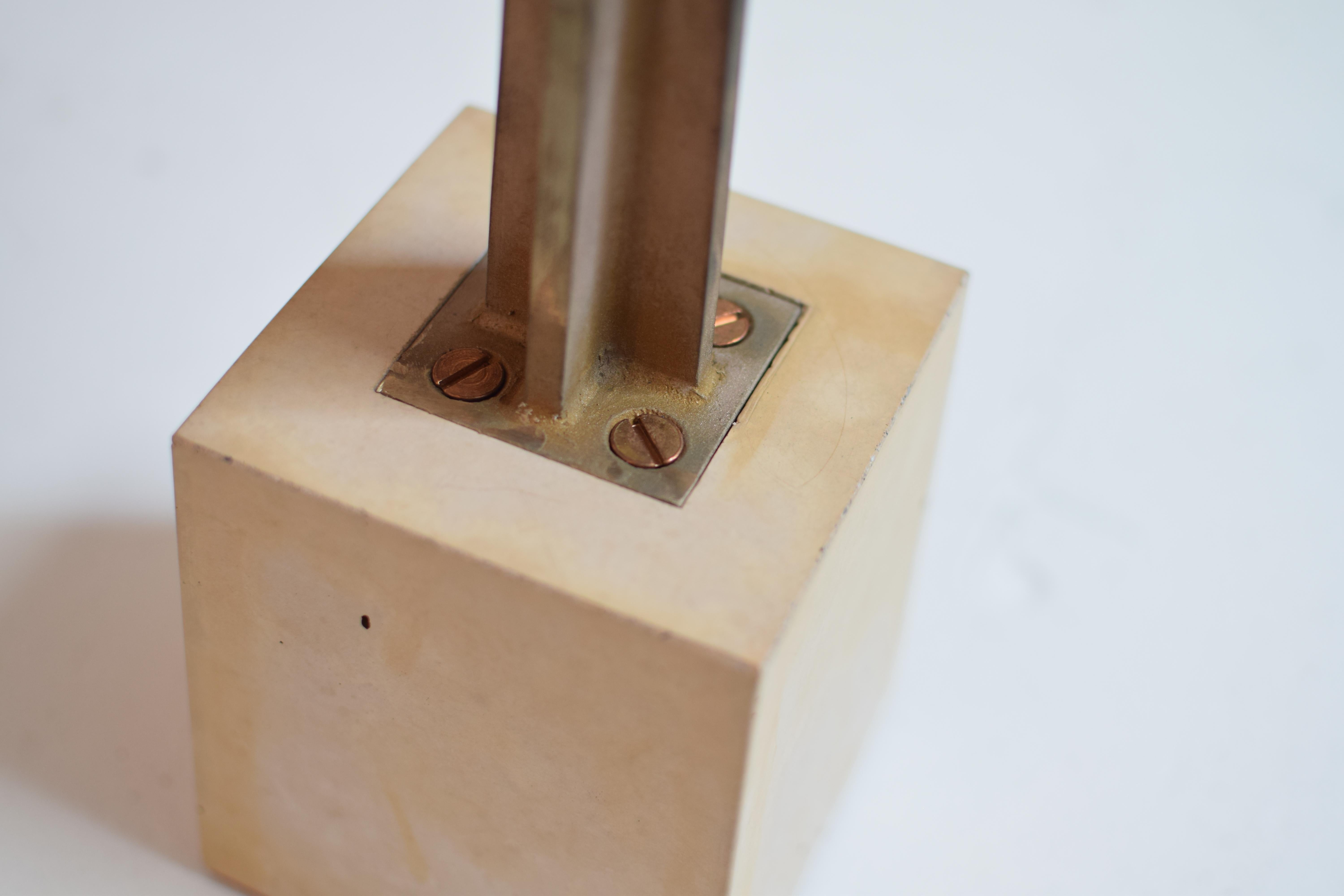 Moderne Table d'appoint ronde en bois:: bronze et béton en vente