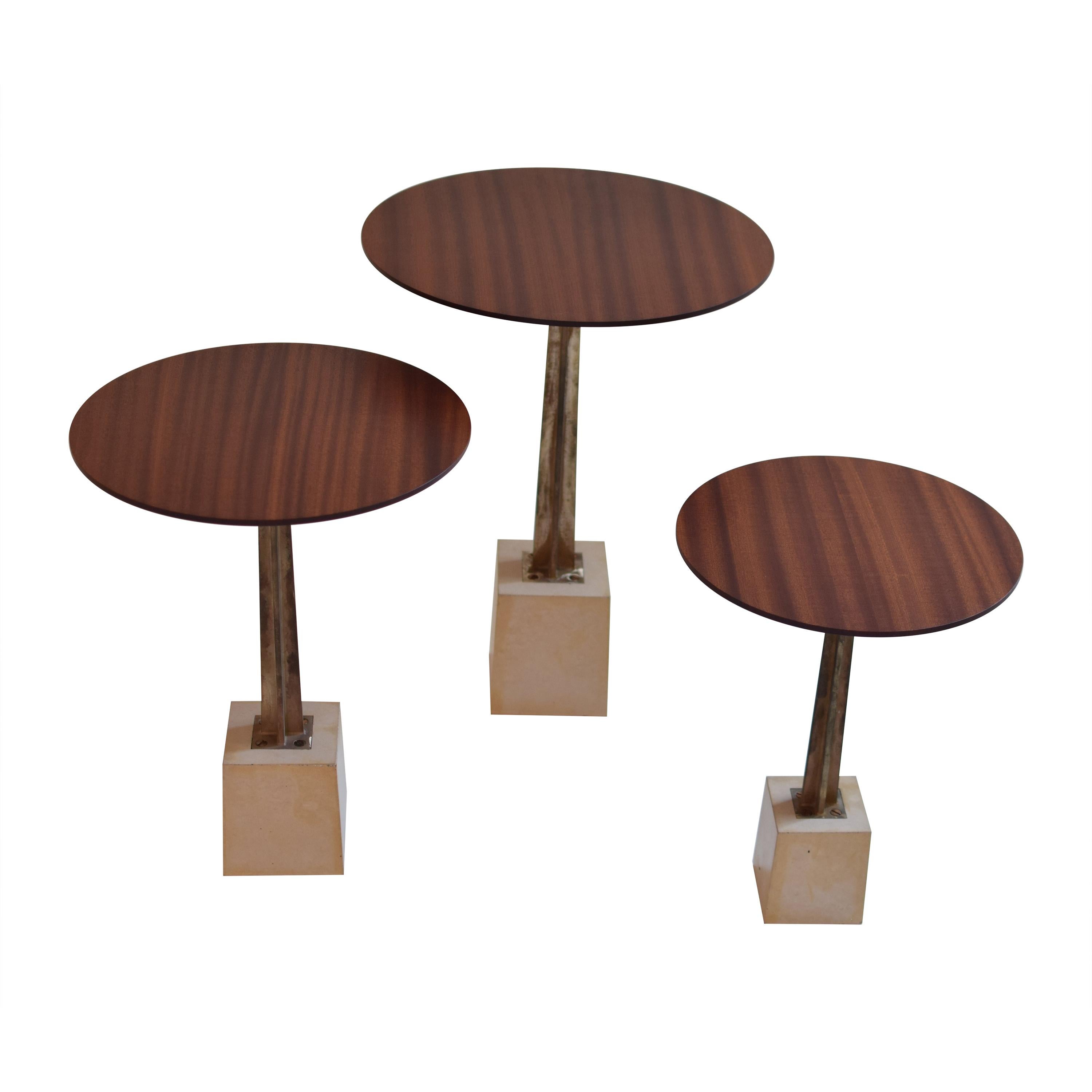 Table d'appoint ronde en bois:: bronze et béton en vente