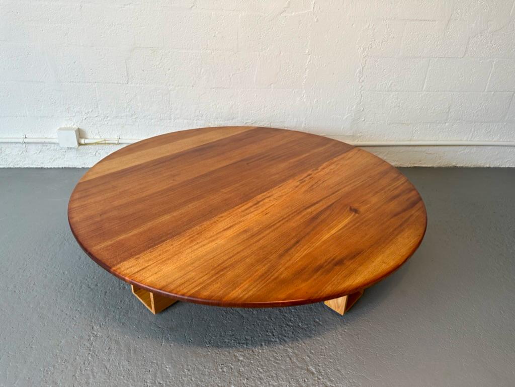 Rafael a réalisé de main de maître cette magnifique table basse ronde. Le plateau est fabriqué à partir d'acajou recyclé et les pieds sont en sapin de Douglas vieux de 150 ans, récupéré dans des maisons de Manhattan et qui aurait été mis en