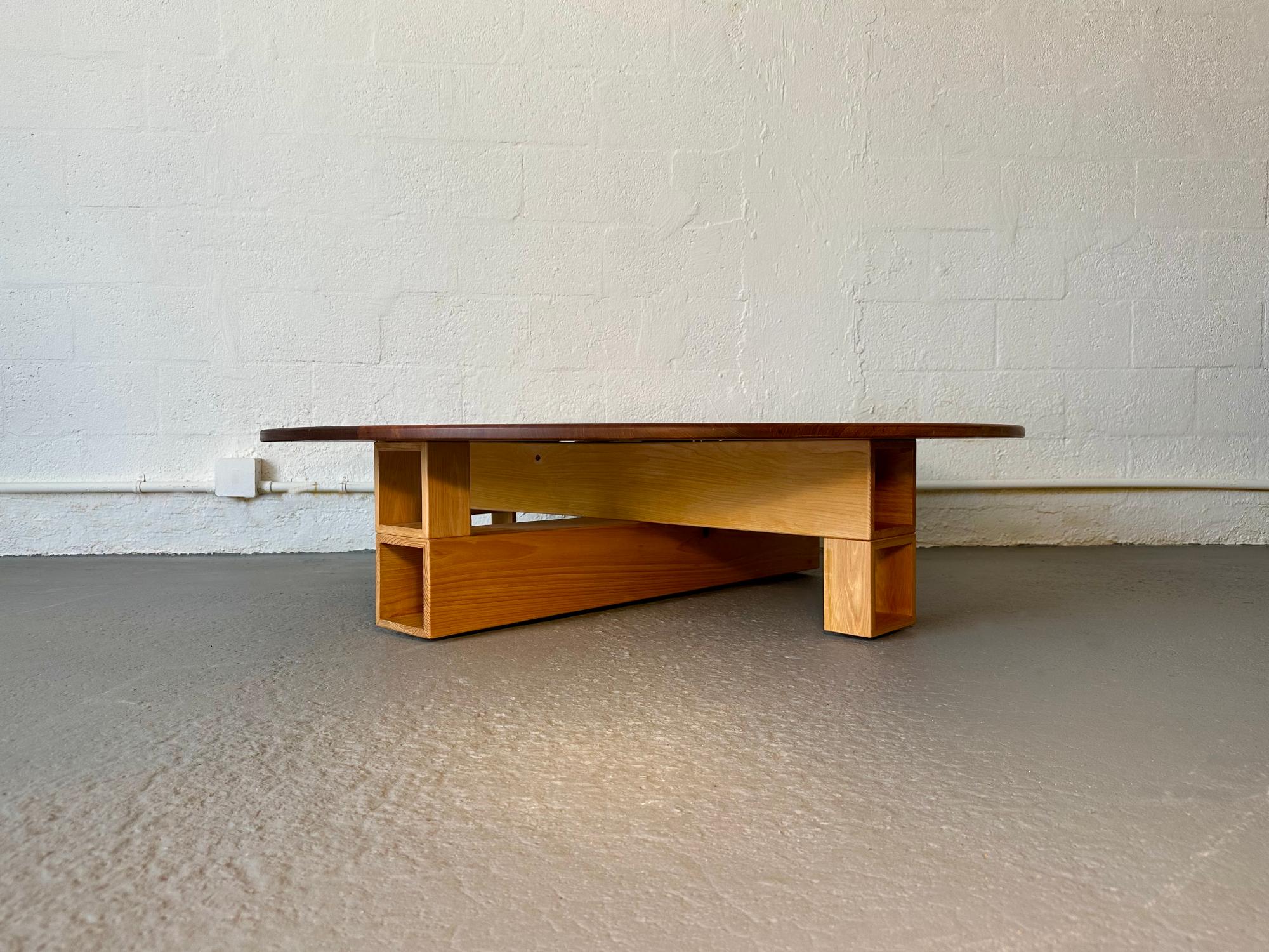 Moderne Table basse ronde en Wood, Design/One, fait à la main par Rafael Calvo en vente