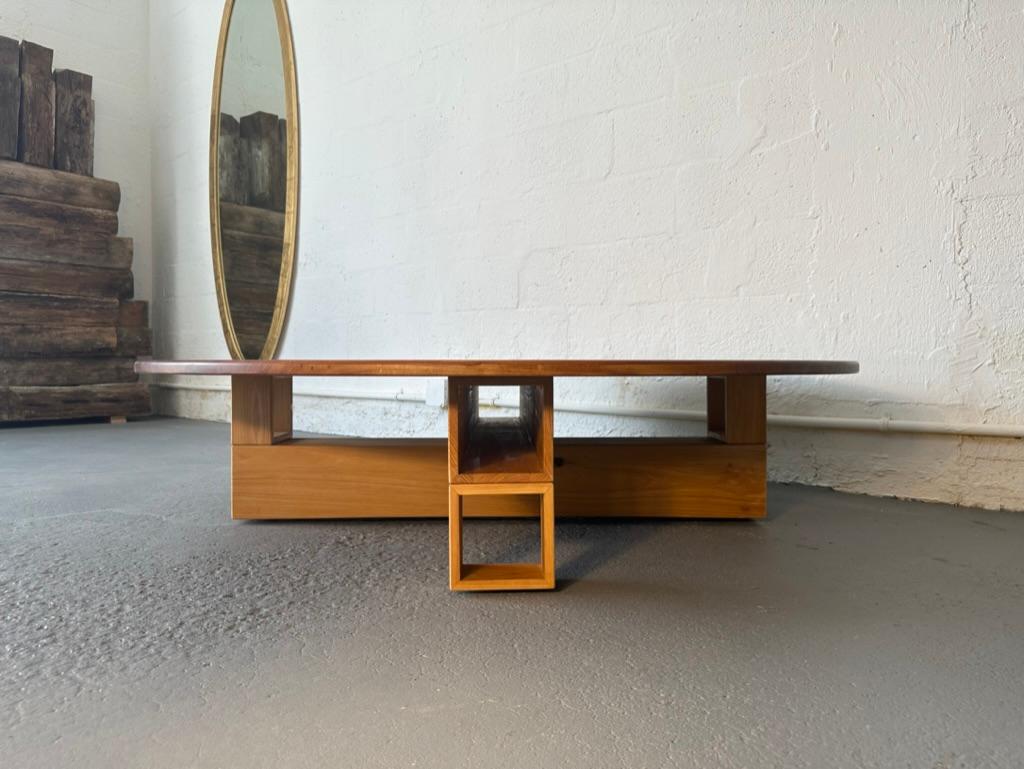 Américain Table basse ronde en Wood, Design/One, fait à la main par Rafael Calvo en vente