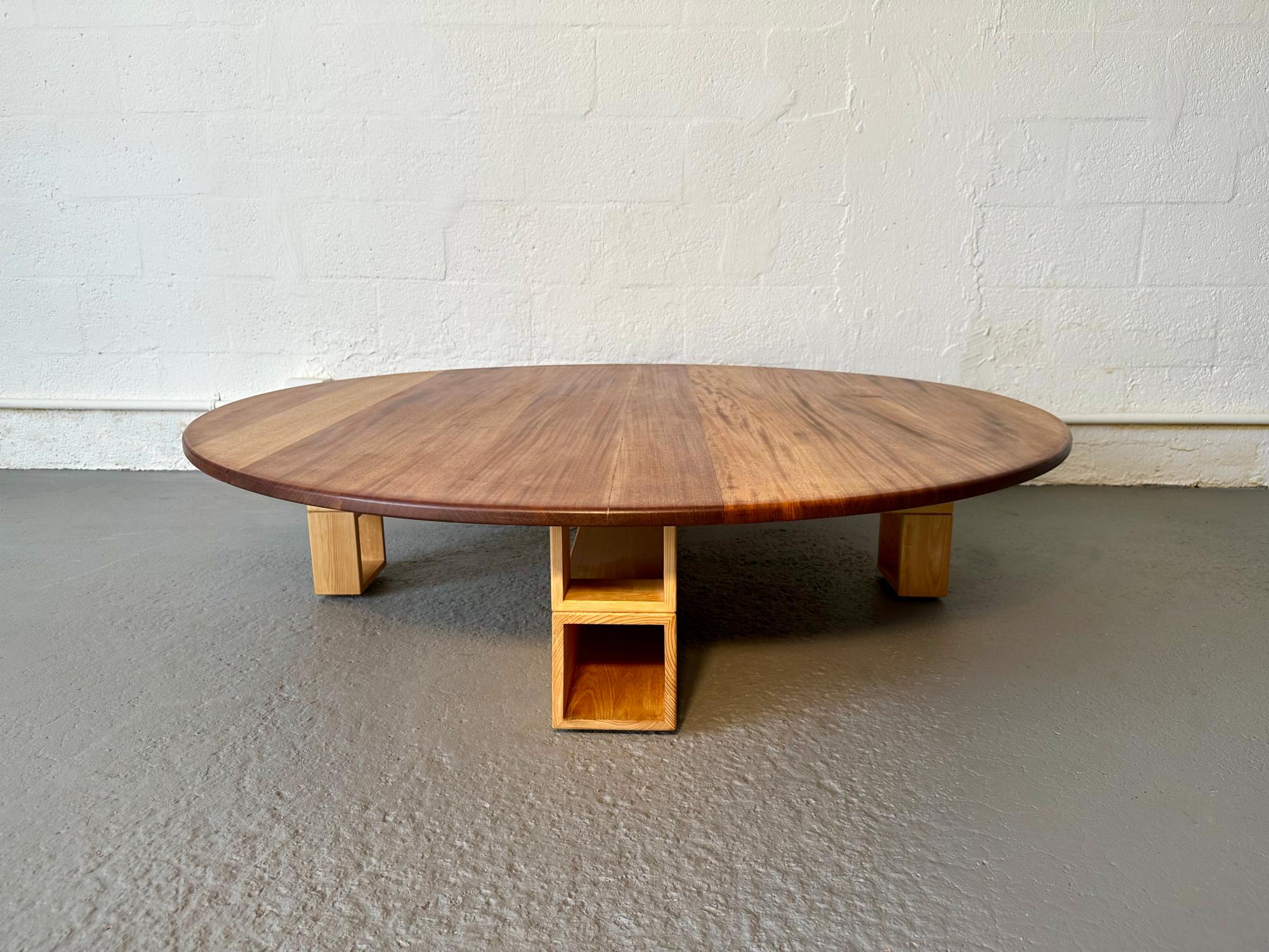 Fait main Table basse ronde en Wood, Design/One, fait à la main par Rafael Calvo en vente