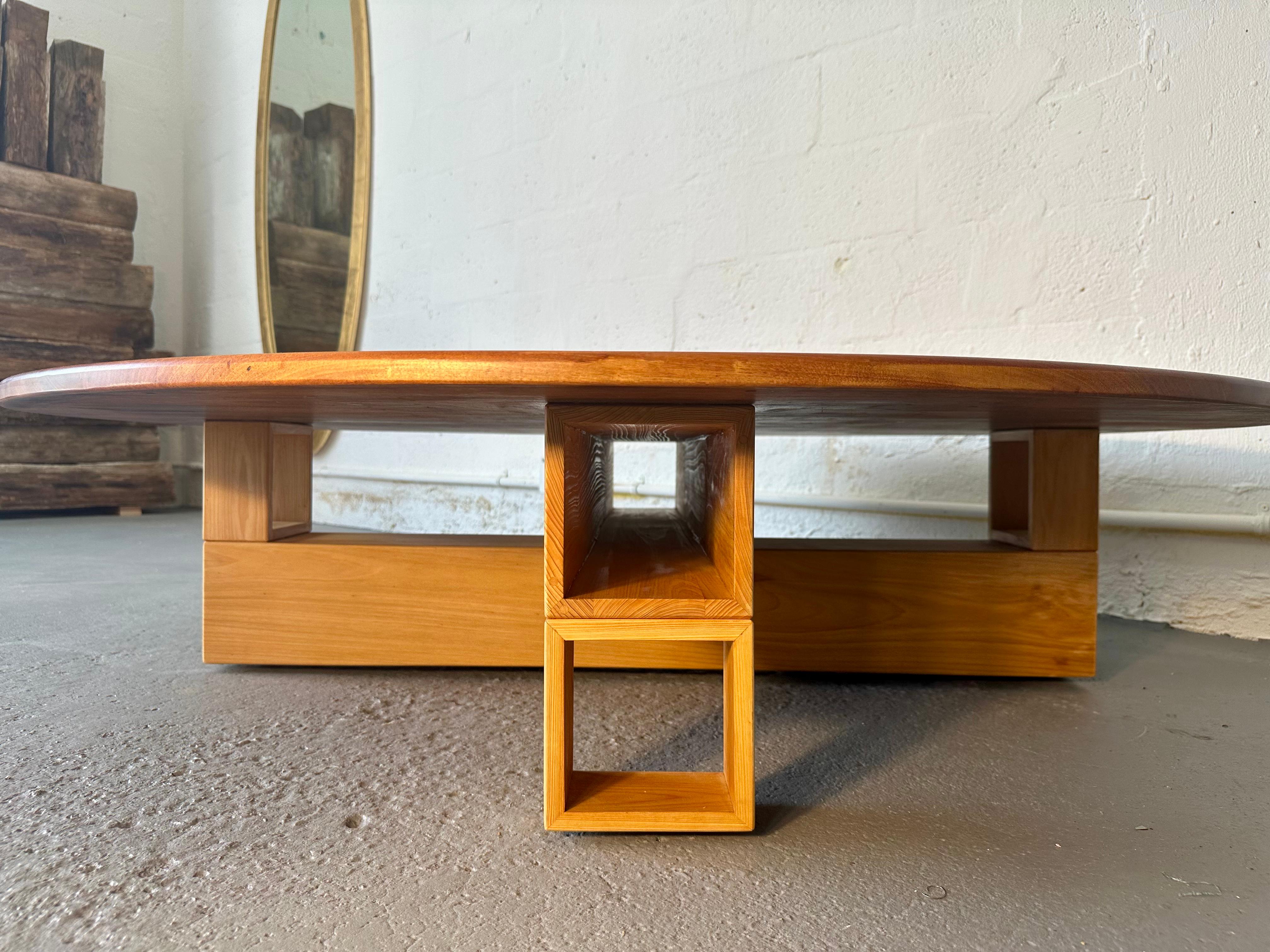 Table basse ronde en Wood, Design/One, fait à la main par Rafael Calvo Neuf - En vente à Miami, FL
