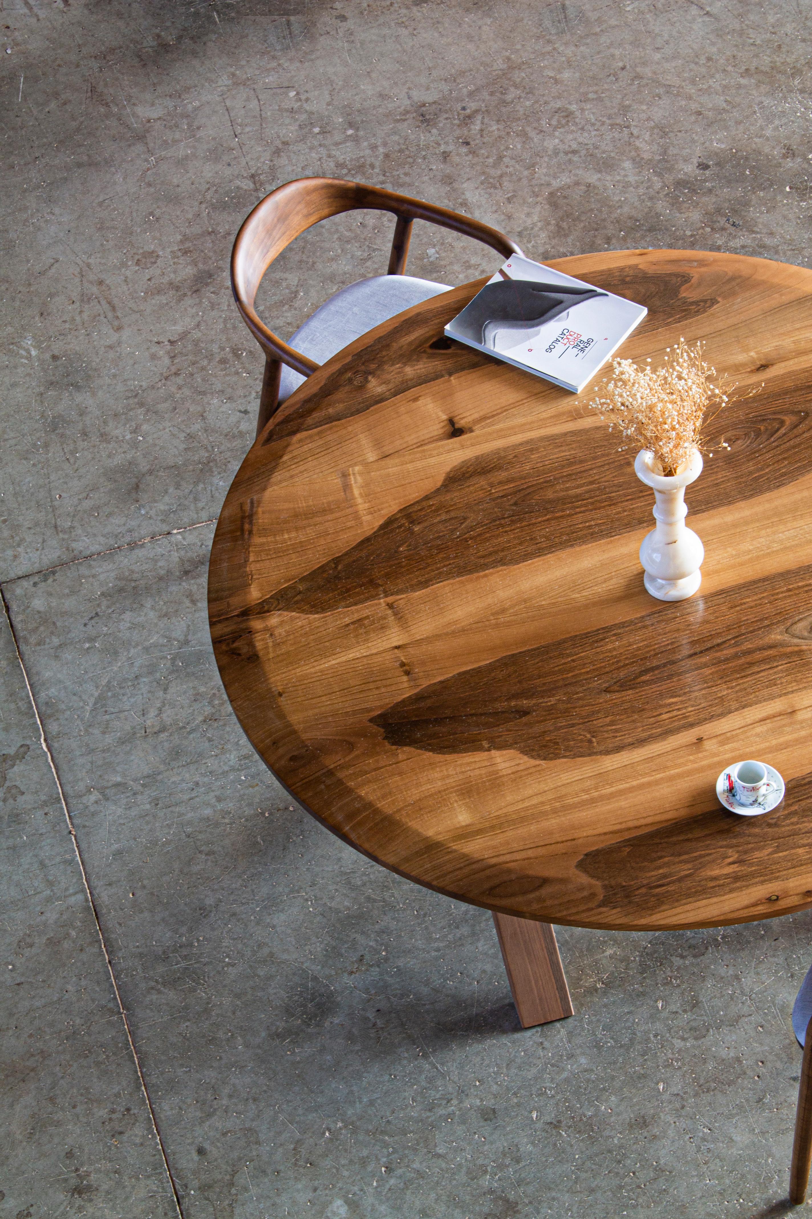 Rustique Farmhouse Round Walnut Wood Dining Room Table - Table ronde en bois de noyer naturel en vente
