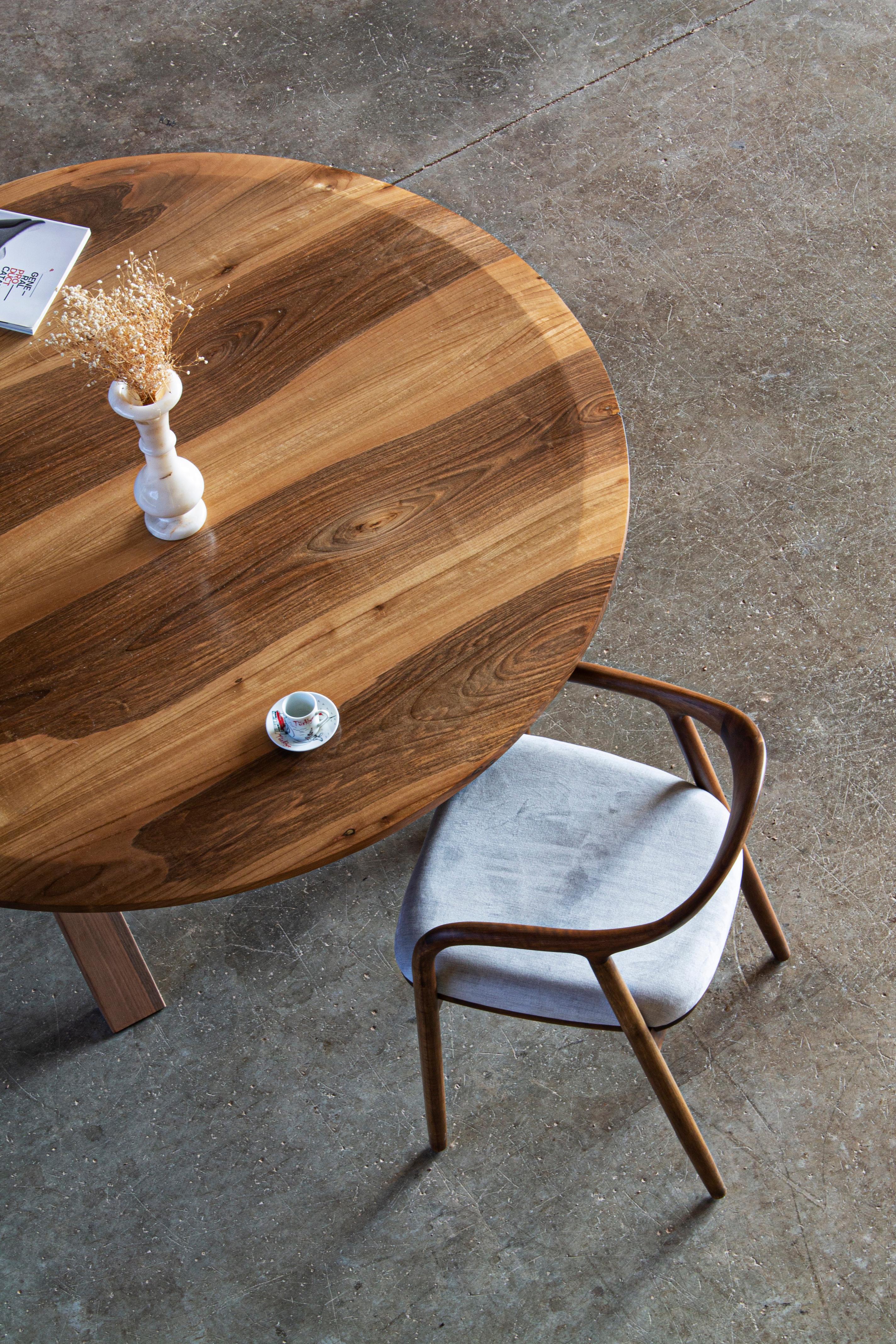 Turc Farmhouse Round Walnut Wood Dining Room Table - Table ronde en bois de noyer naturel en vente