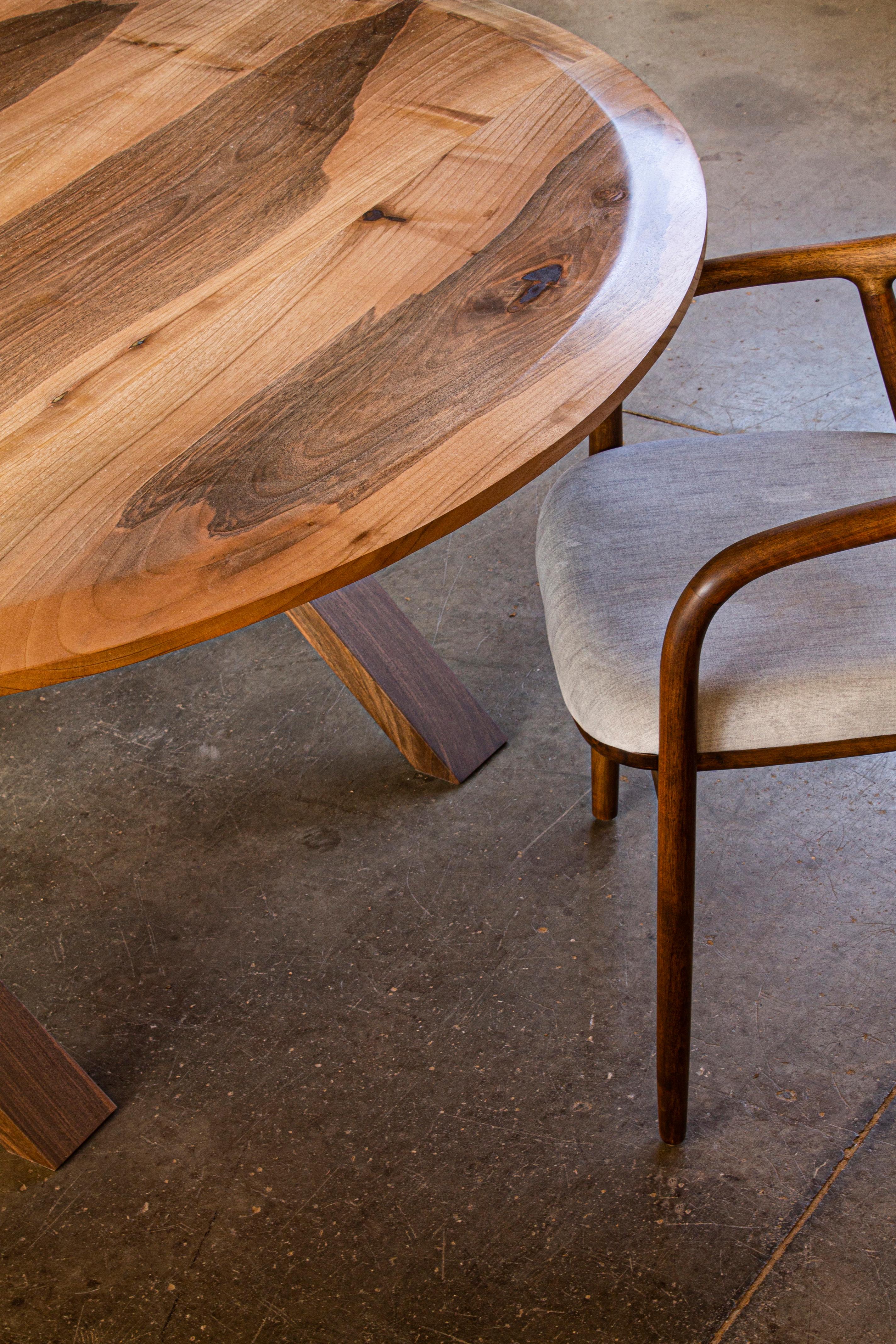 Travail du bois Farmhouse Round Walnut Wood Dining Room Table - Table ronde en bois de noyer naturel en vente