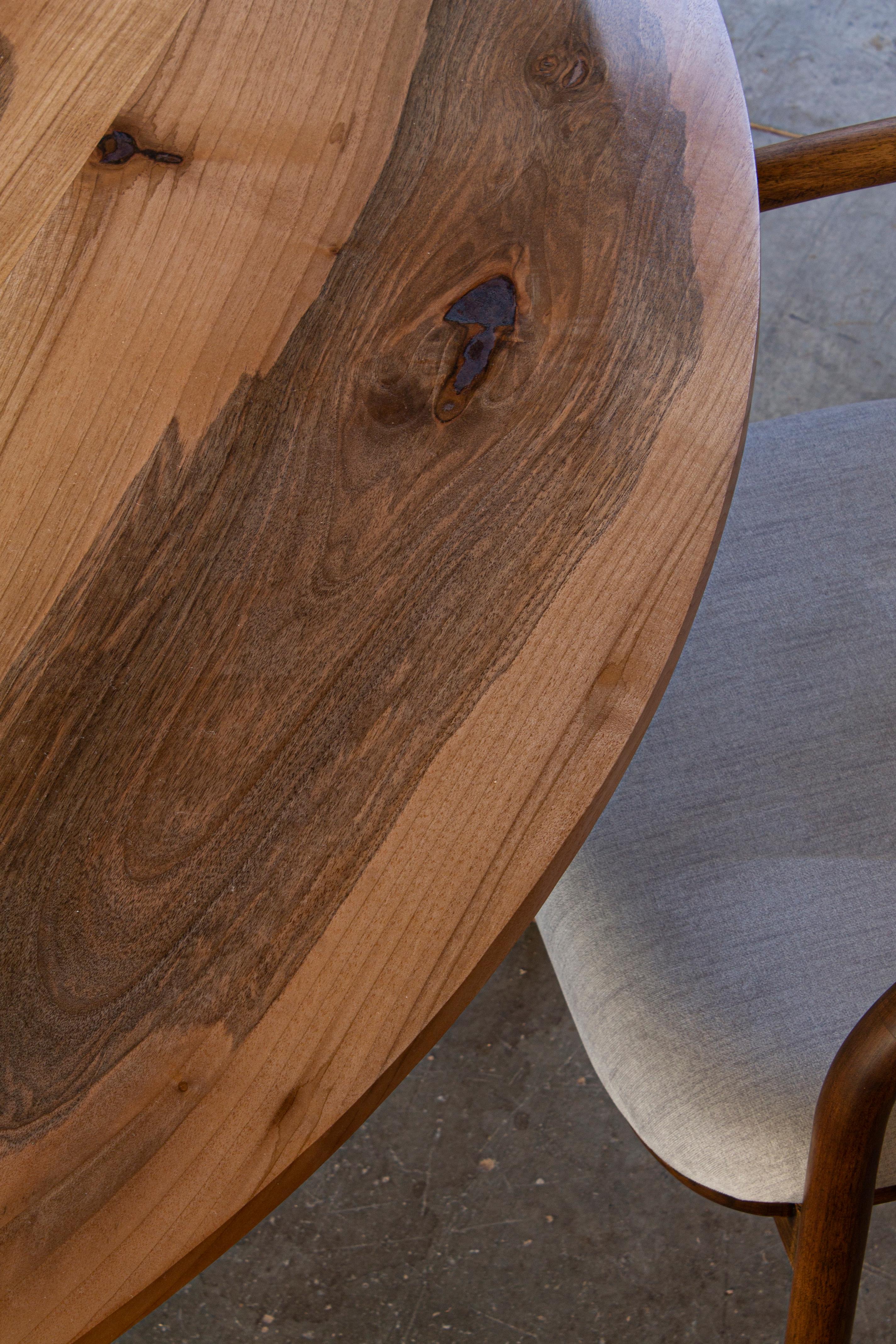 XXIe siècle et contemporain Farmhouse Round Walnut Wood Dining Room Table - Table ronde en bois de noyer naturel en vente