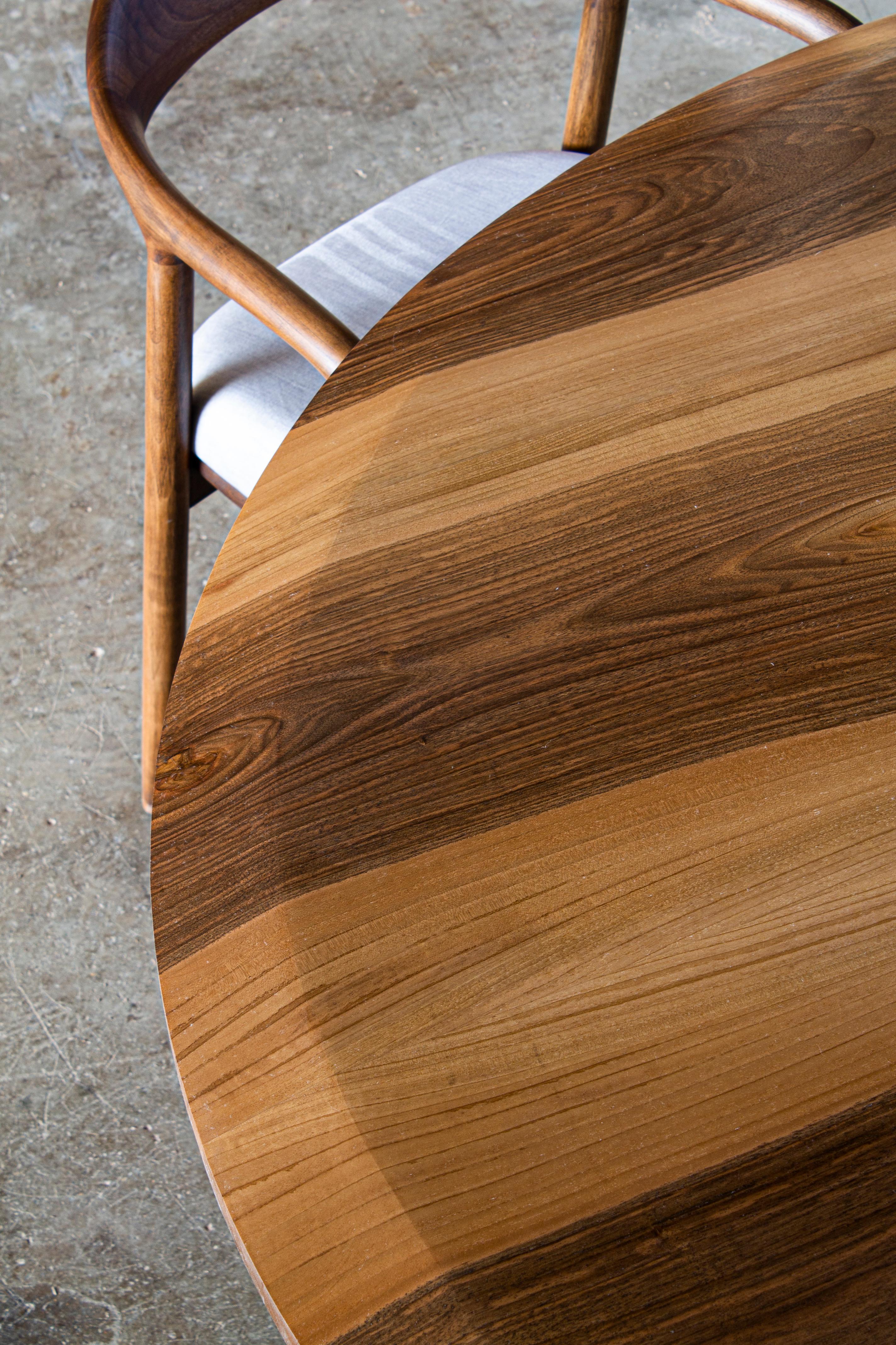 Noyer Farmhouse Round Walnut Wood Dining Room Table - Table ronde en bois de noyer naturel en vente