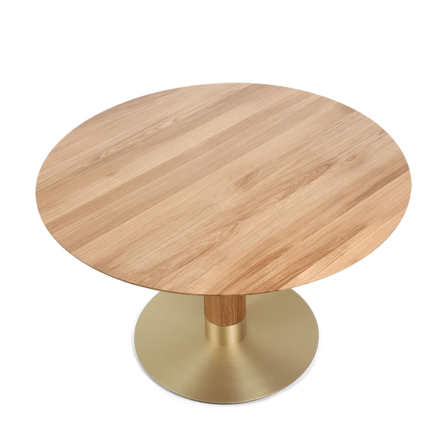 Gather your friends at your next dinner party in style with the New Luxury Round Dining Table Supero.
Sculpted by skilled craftsmen, this designer table features a solid oak rounded table top, steadied by a solid brass and oak base. Simply chic,