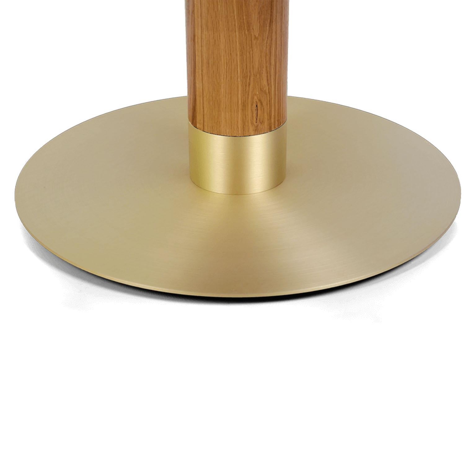 Européen Table de salle à manger ronde moderne en bois naturel avec base en laiton en vente