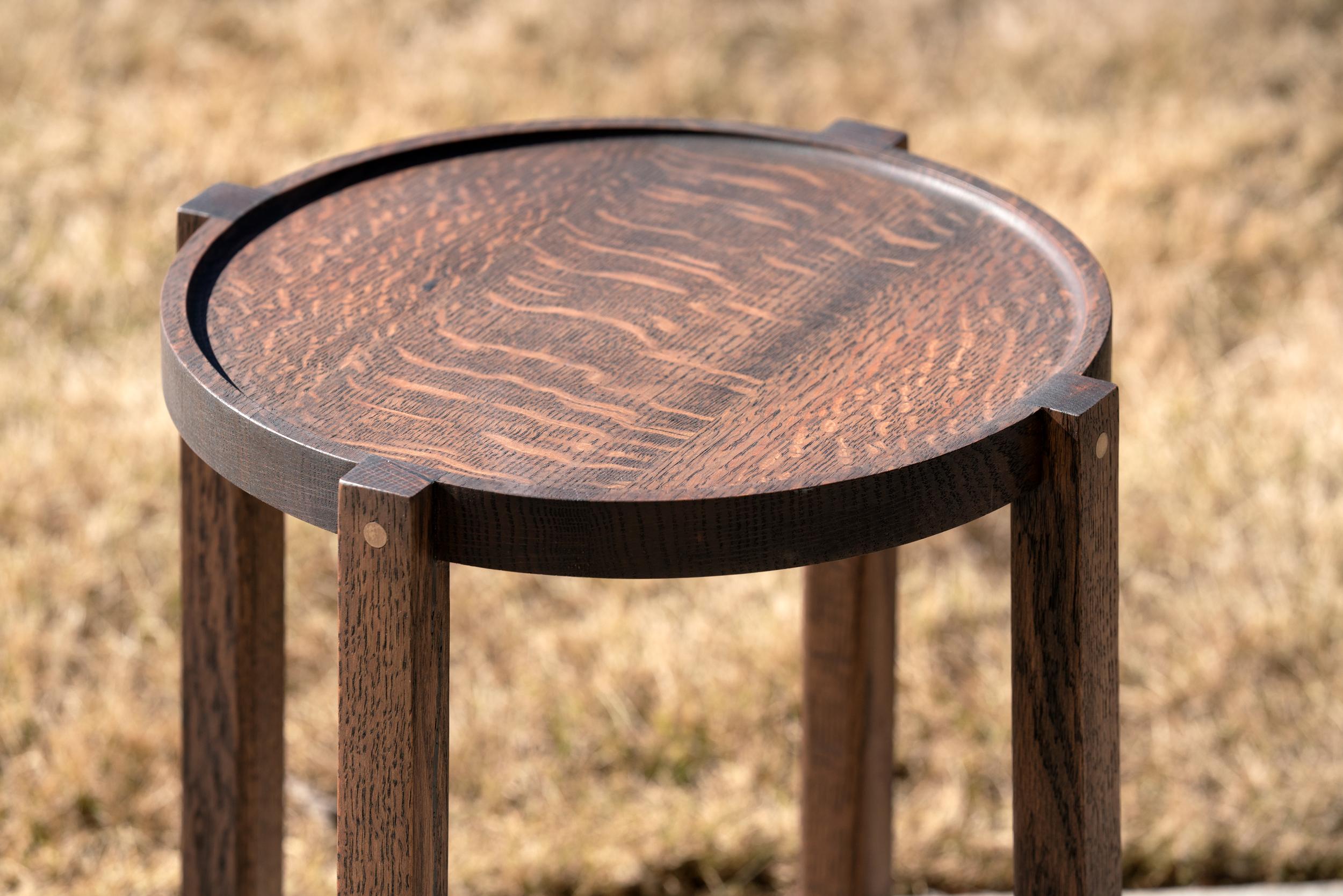 Wir nennen diesen runden Beistelltisch aus schwarzer Eiche mit bronzefarbenen Details den Waverly-Tisch. Dieser Tisch ist aus feinstem, wiederverwendetem Stadtholz gefertigt und so vielseitig einsetzbar. Der Waverly ist stabil und dennoch leicht und