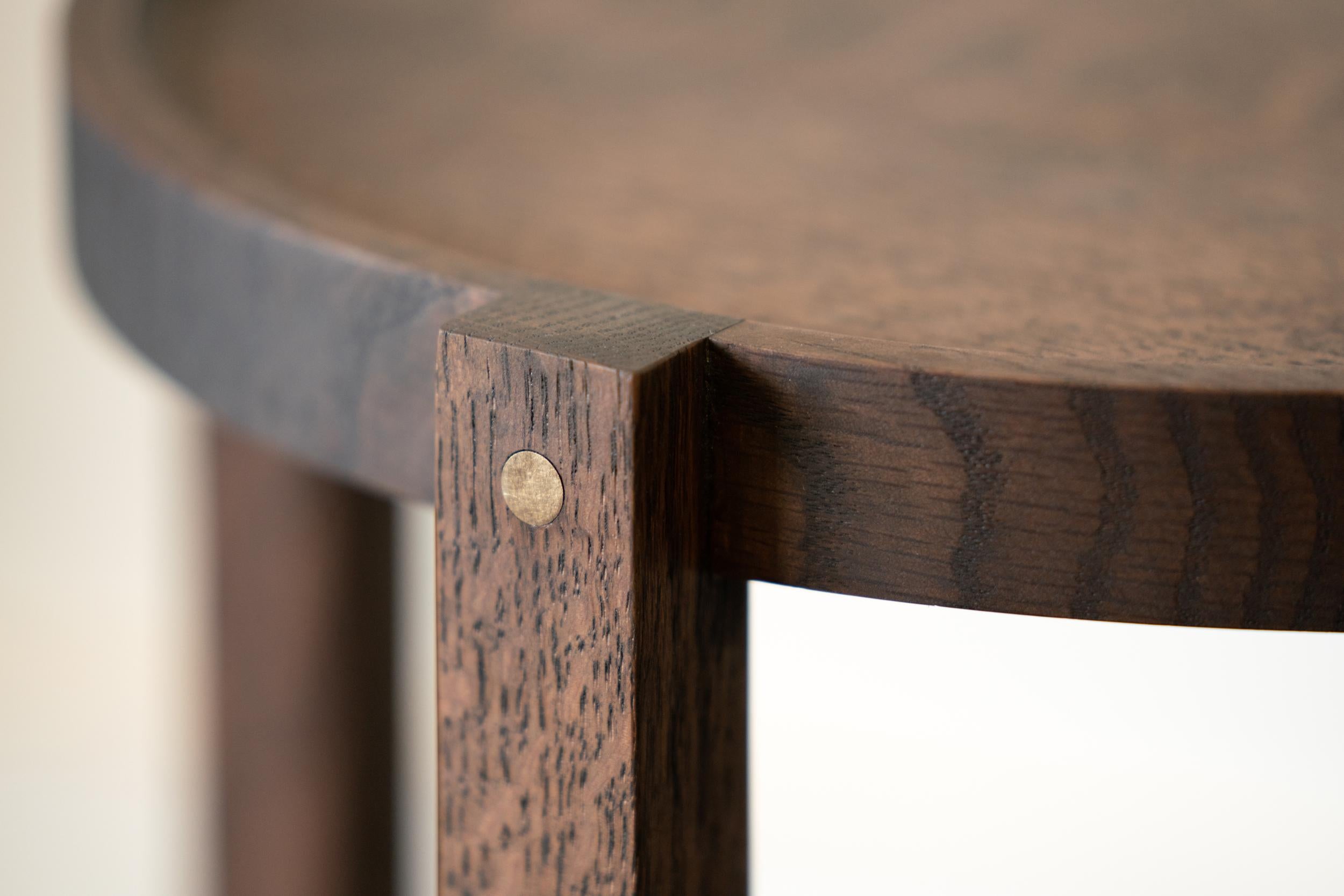 American Craftsman Table d'appoint ronde en bois de couleur noire avec détails en bronze par Alabama Sawyer en vente