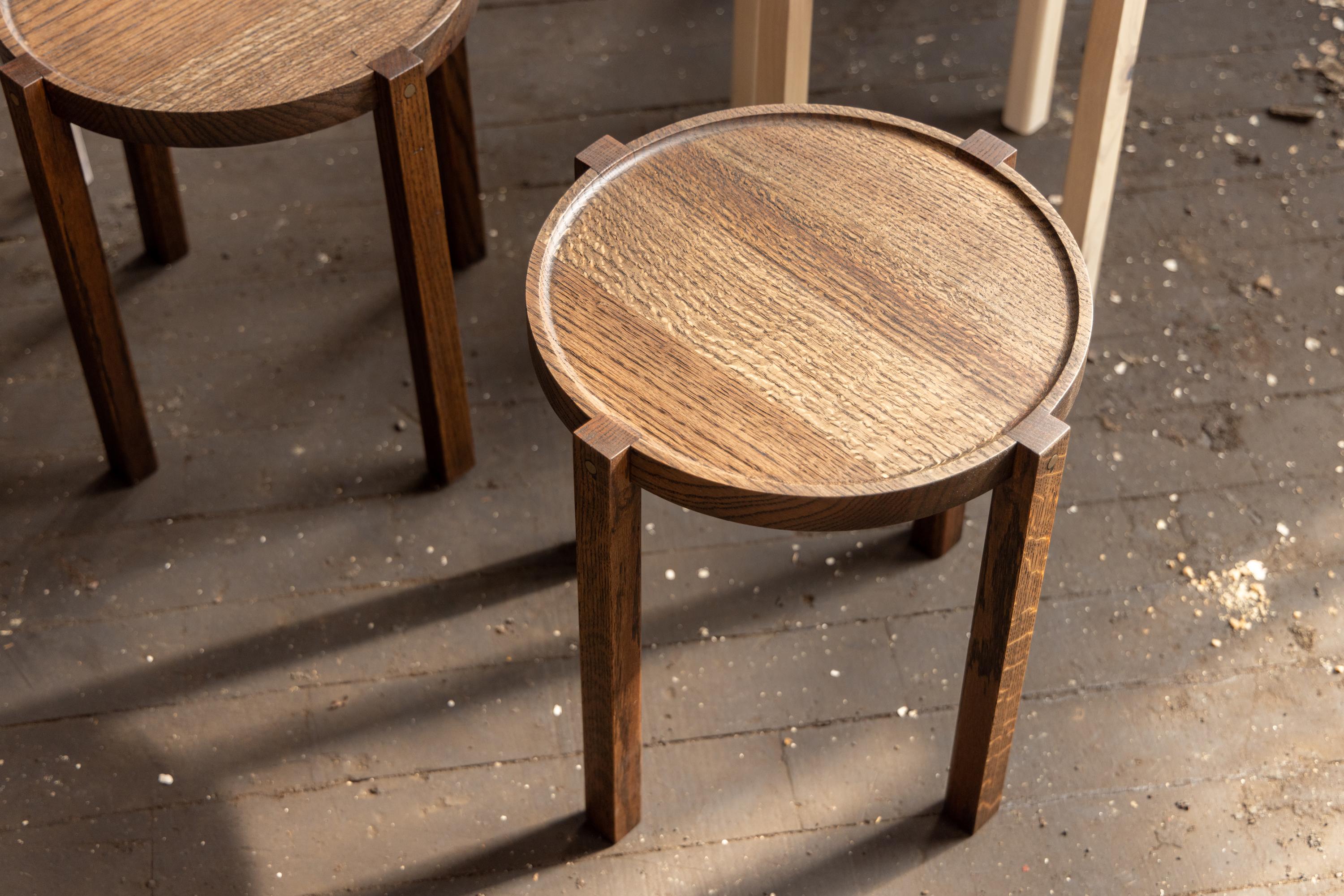 Table d'appoint ronde en bois de couleur noire avec détails en bronze par Alabama Sawyer en vente 1
