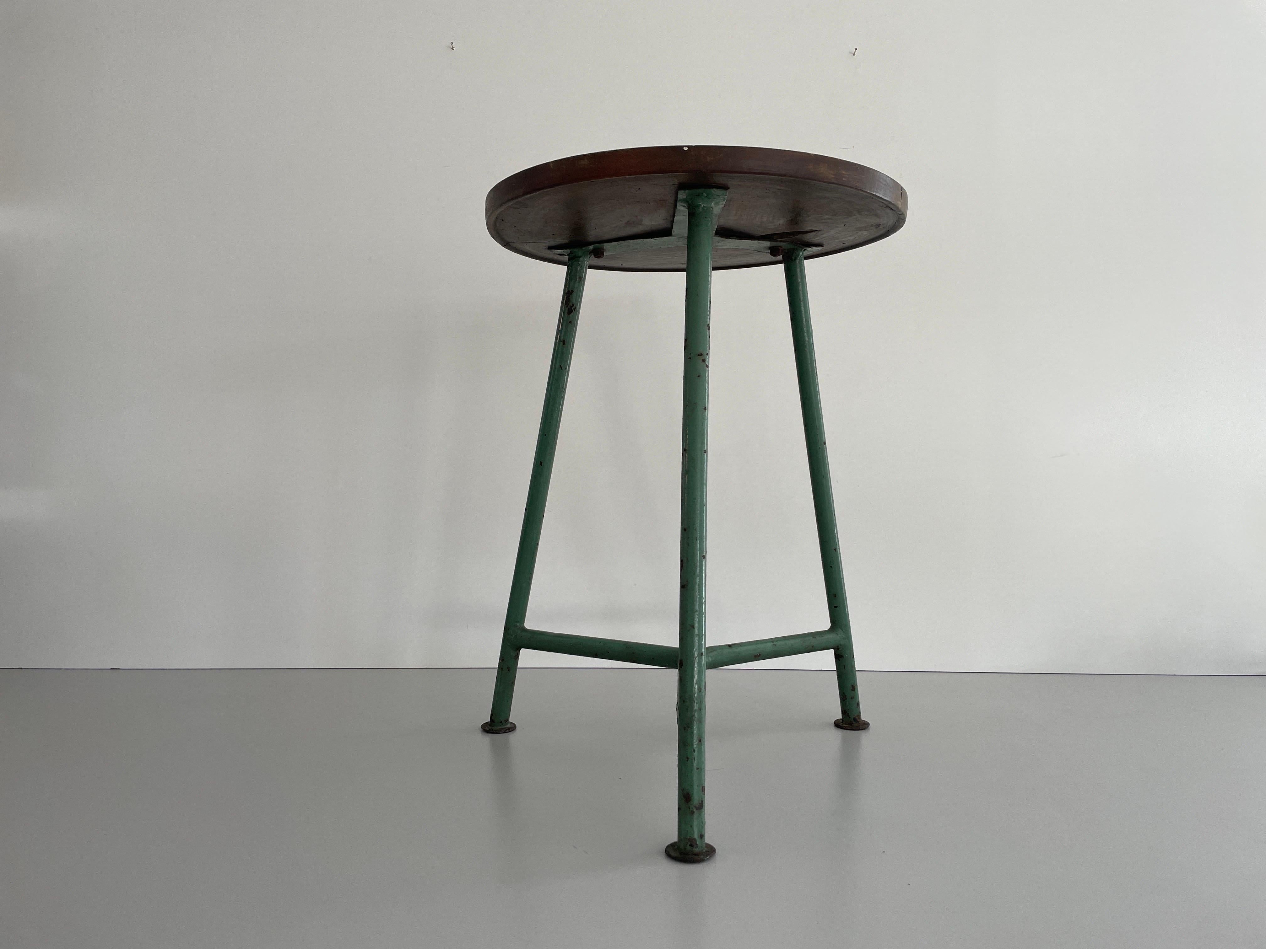 Round Wood Top Industrial Stool with Green Iron Tripod Legs, 1940s, Germany In Good Condition For Sale In Hagenbach, DE