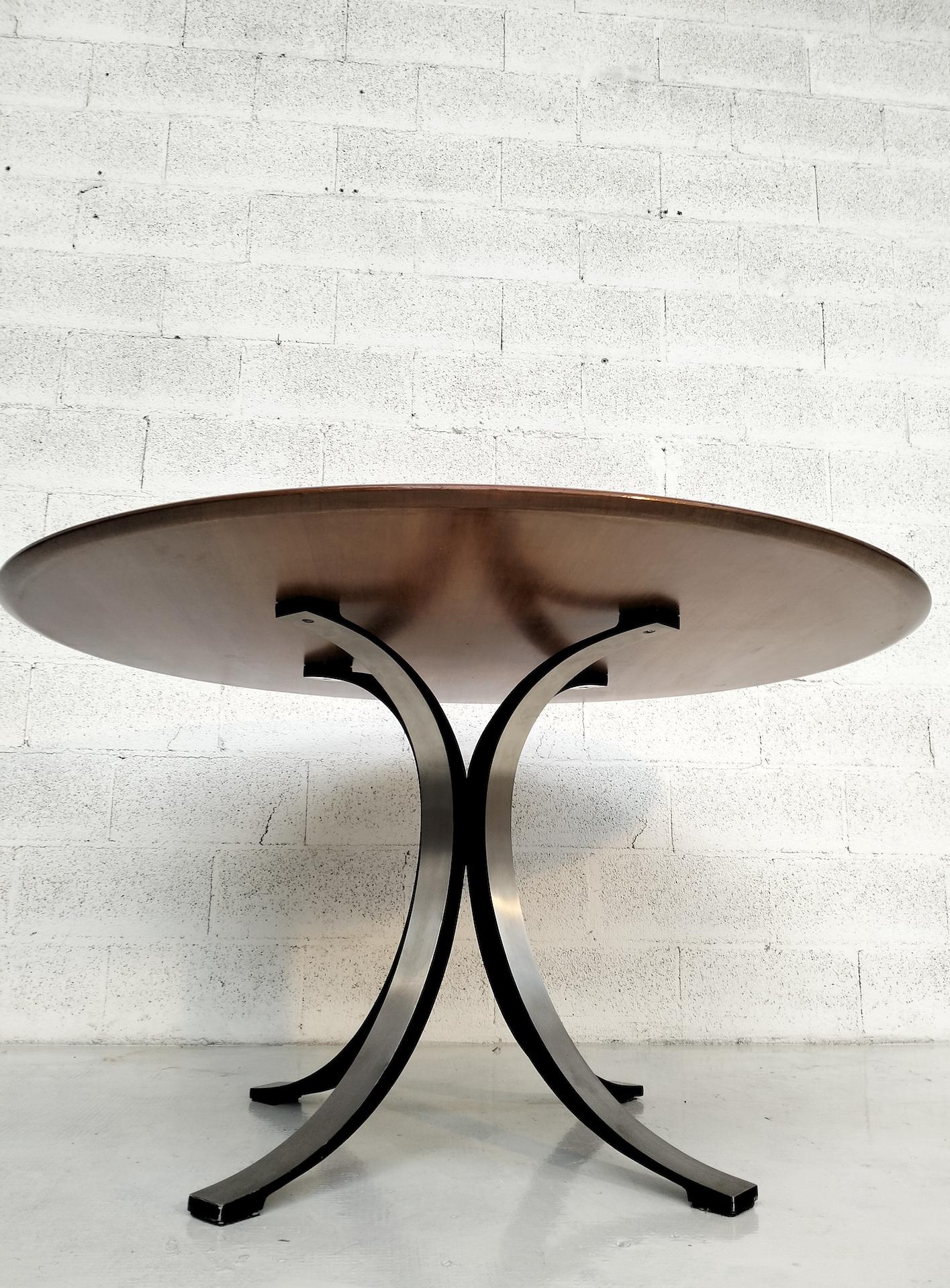 The series of tables T69 and T102, born in 1963 from the fruitful collaboration between Osvaldo Borsani and Eugenio Gerli, take up in their shapes some characteristic signs typical of Tecno production. The intensive use of aluminum casting