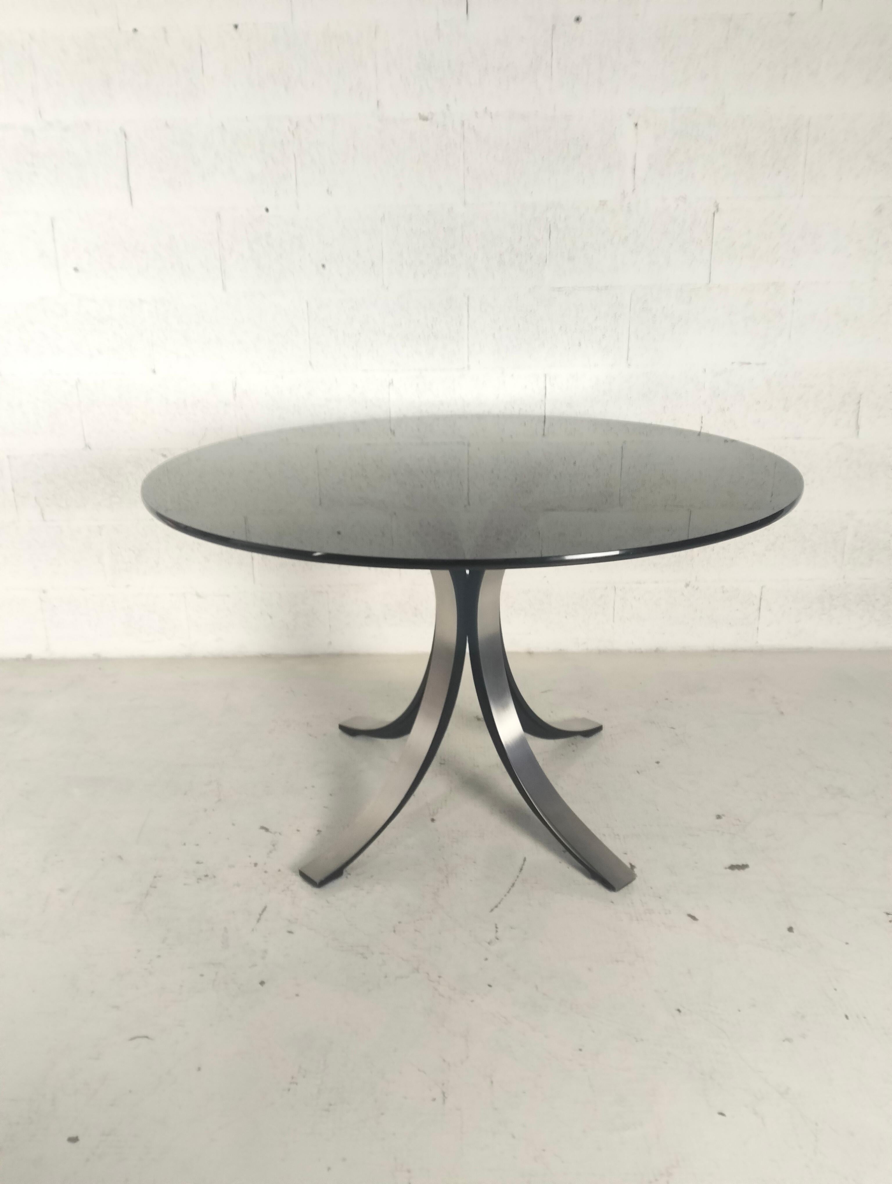 Les séries de tables T69 et T102, nées en 1963 de la collaboration fructueuse entre Osvaldo Borsani et Eugenio Gerli, reprennent dans leurs formes certains signes caractéristiques propres à la production Tecno. L'utilisation intensive des techniques