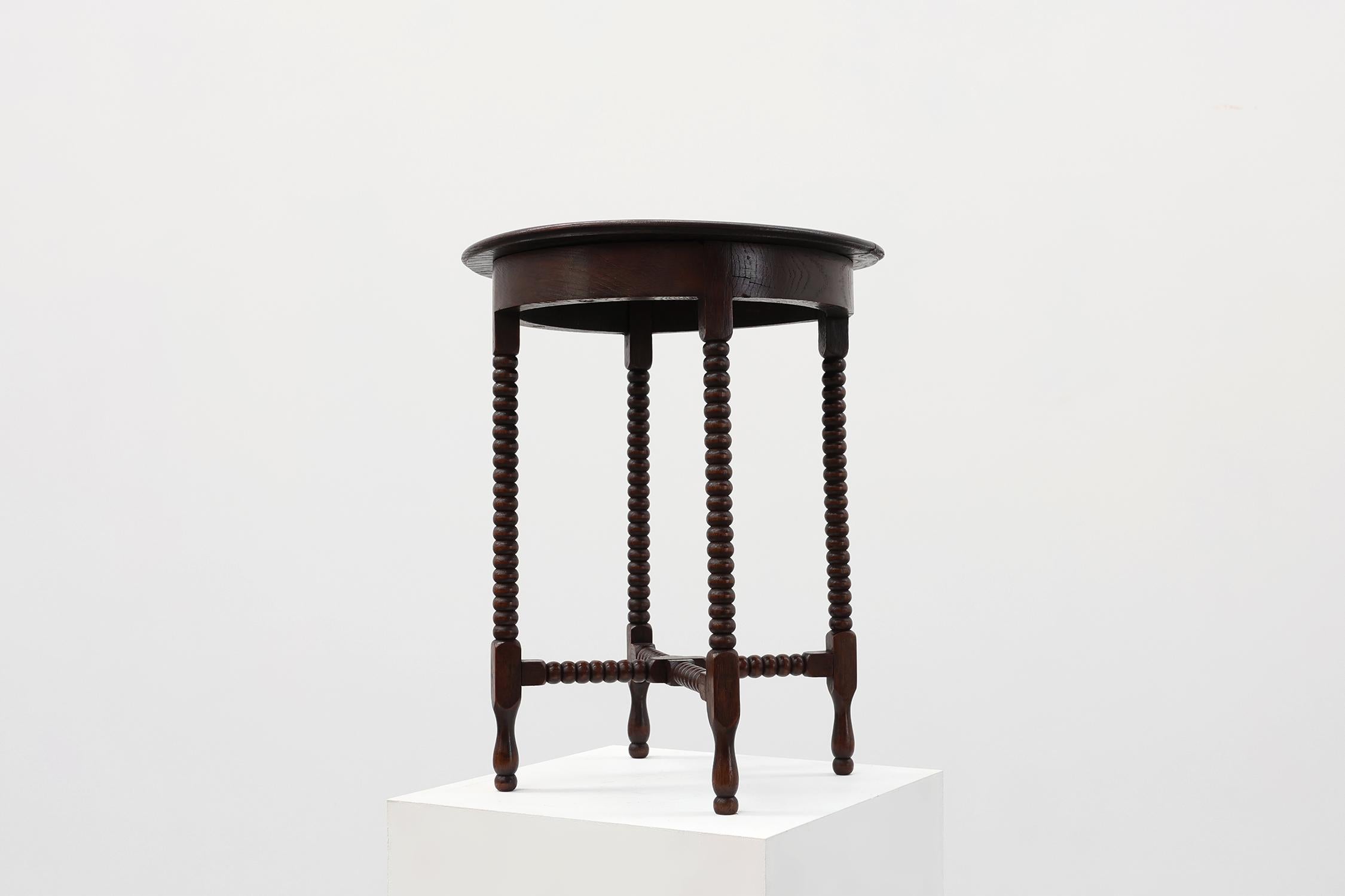 Table d'appoint ronde en bois Art déco avec pieds en fuseau, France vers 1900 1900 en vente 3