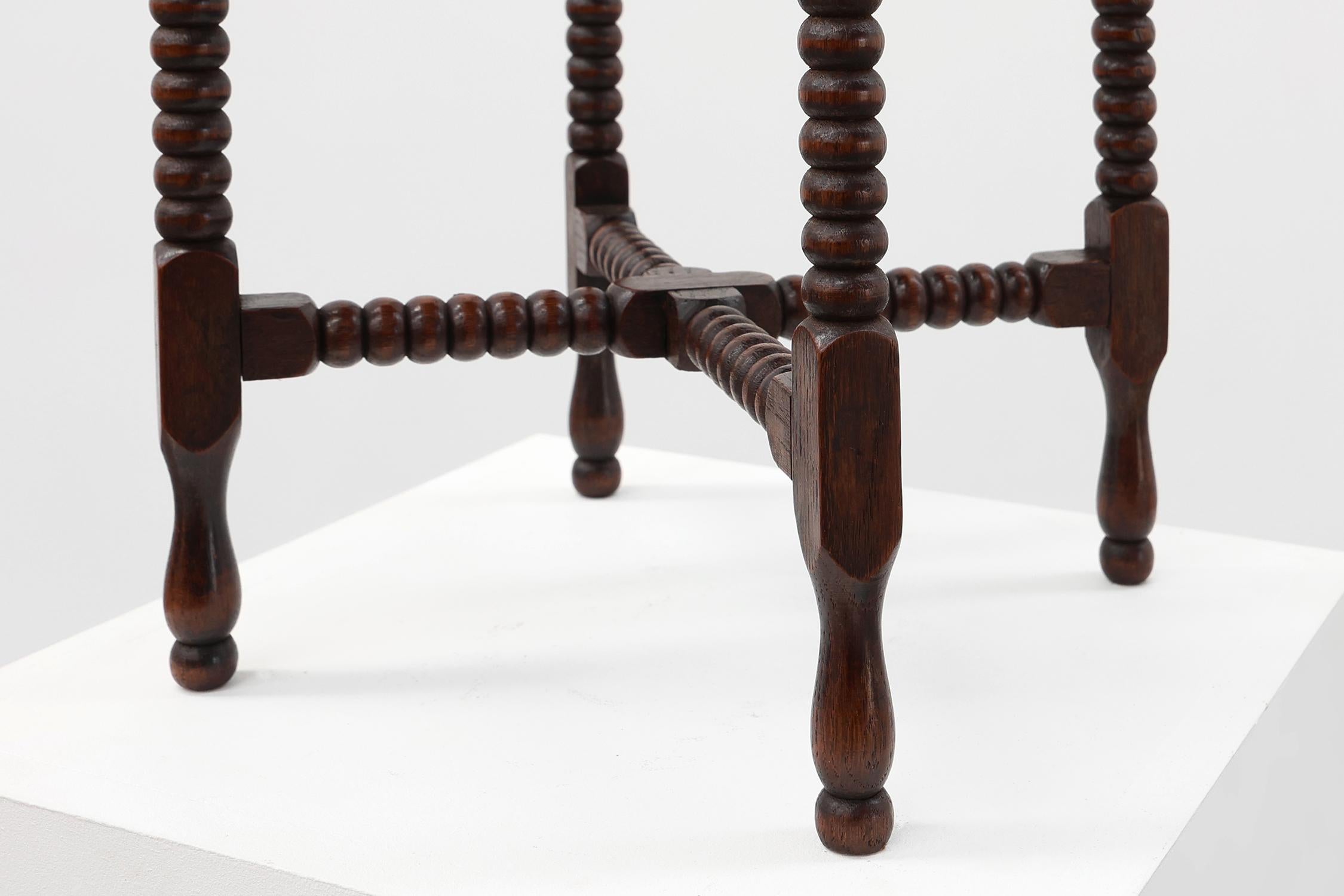 Table d'appoint ronde en bois Art déco avec pieds en fuseau, France vers 1900 1900 en vente 4