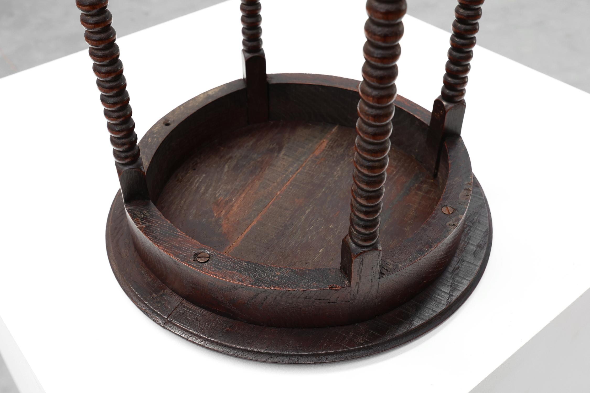 Table d'appoint ronde en bois Art déco avec pieds en fuseau, France vers 1900 1900 en vente 5