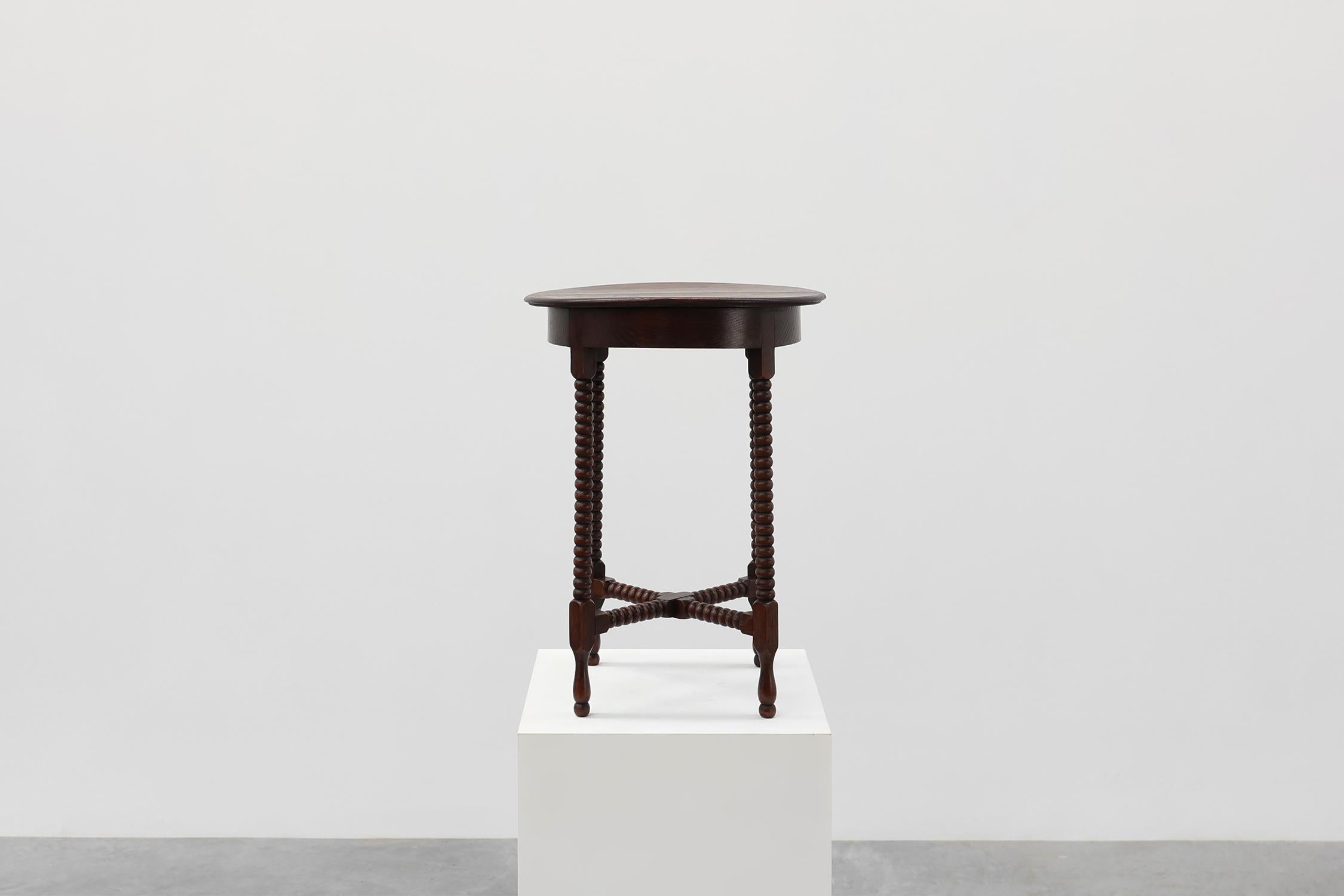 France / 1900 / table d'appoint / bois / Antique / Art Deco / Rustique

Magnifique table large en bois massif avec pieds en fuseau et plateau rond de style Art Déco. Fabriqué à la main en France vers 1900. Cette table repose sur un piètement composé