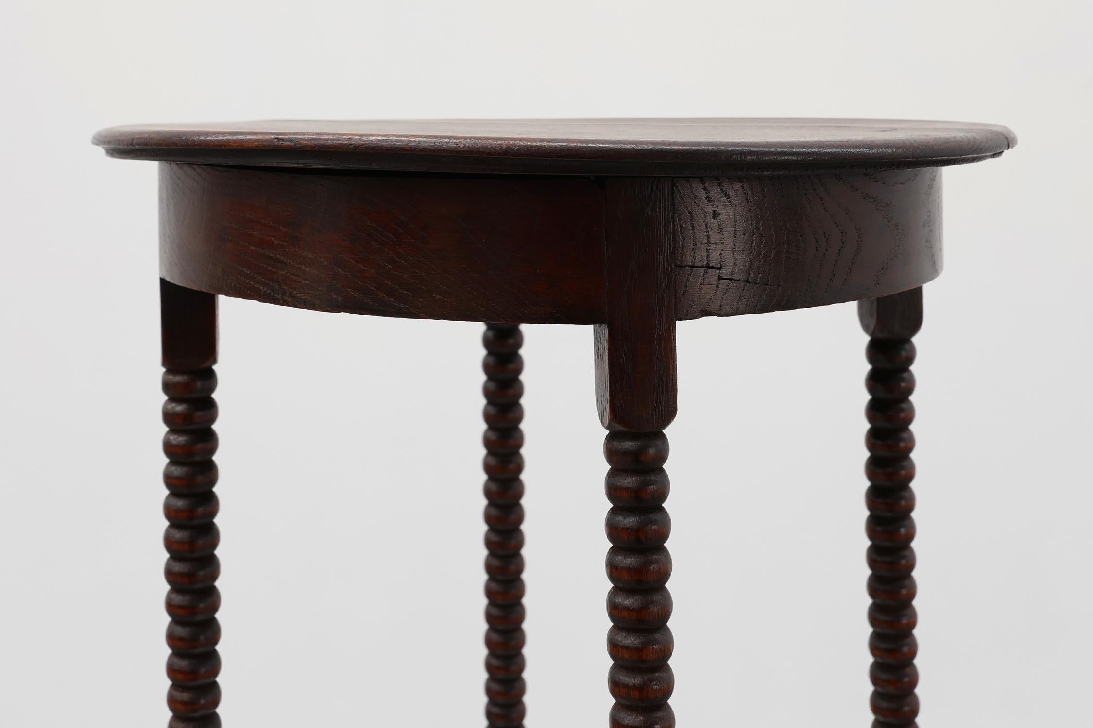Tourné Table d'appoint ronde en bois Art déco avec pieds en fuseau, France vers 1900 1900 en vente