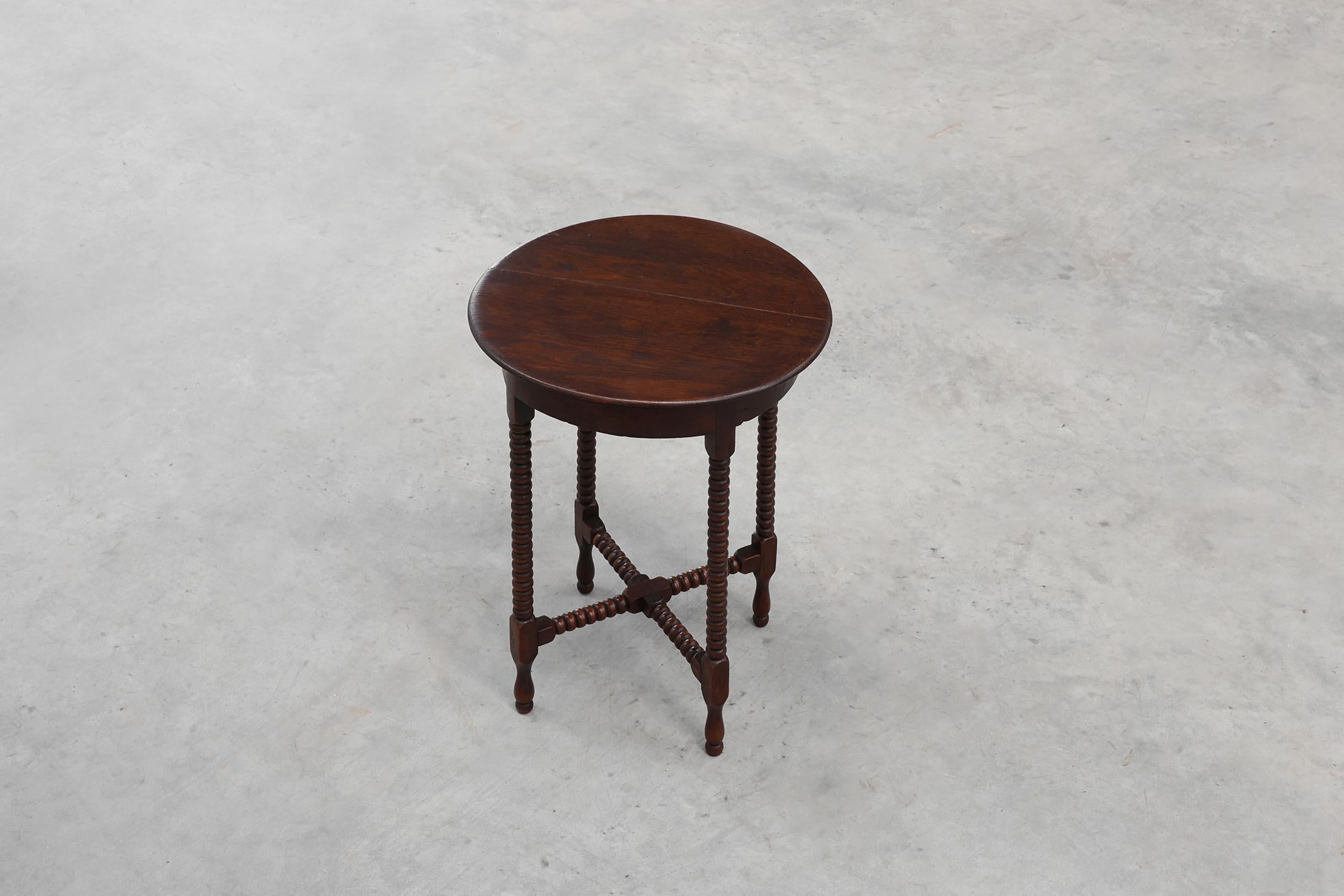 20ième siècle Table d'appoint ronde en bois Art déco avec pieds en fuseau, France vers 1900 1900 en vente