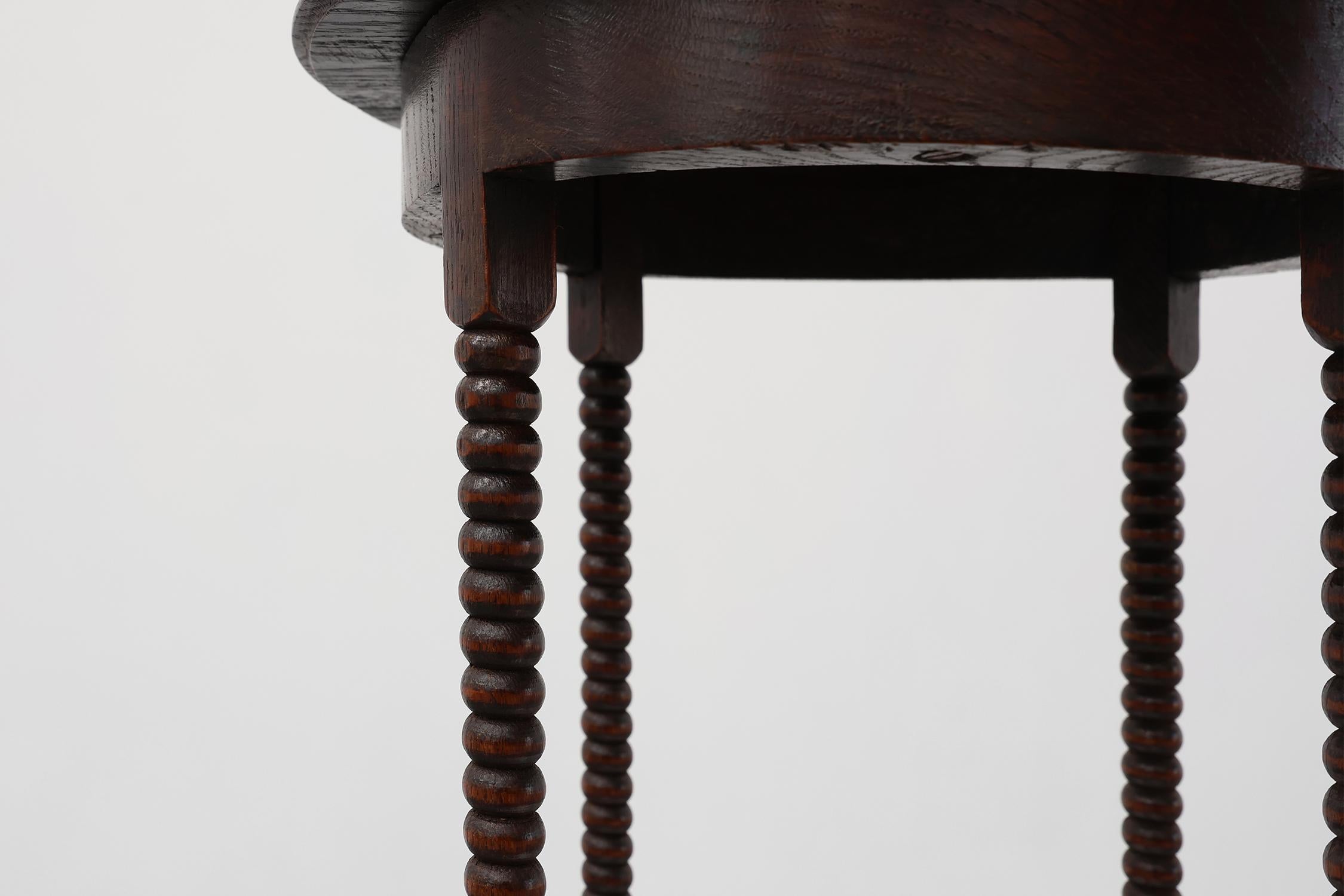Bois Table d'appoint ronde en bois Art déco avec pieds en fuseau, France vers 1900 1900 en vente