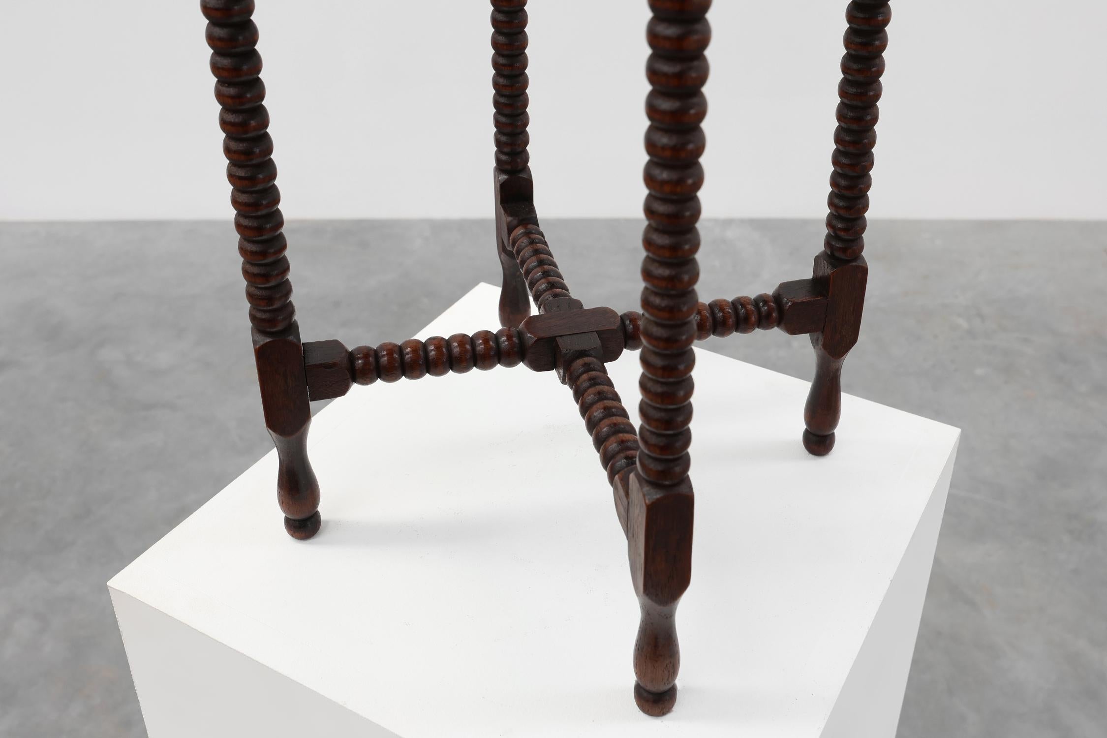 Table d'appoint ronde en bois Art déco avec pieds en fuseau, France vers 1900 1900 en vente 1