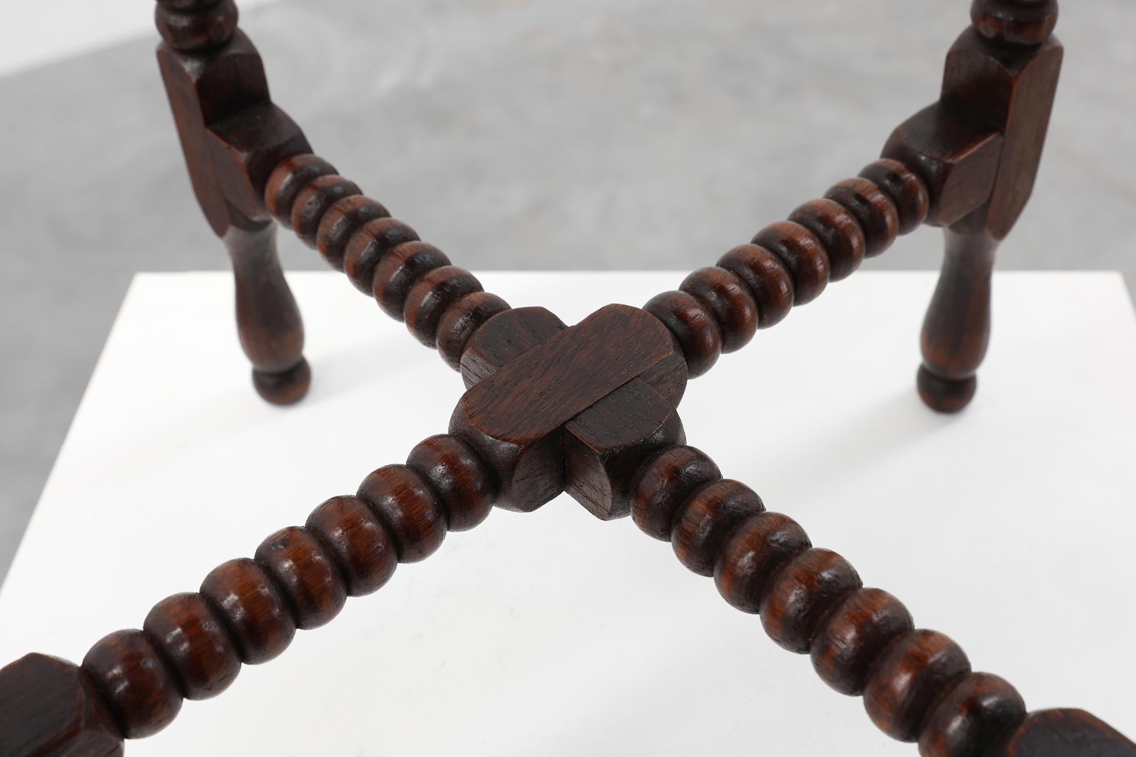 Table d'appoint ronde en bois Art déco avec pieds en fuseau, France vers 1900 1900 en vente 2