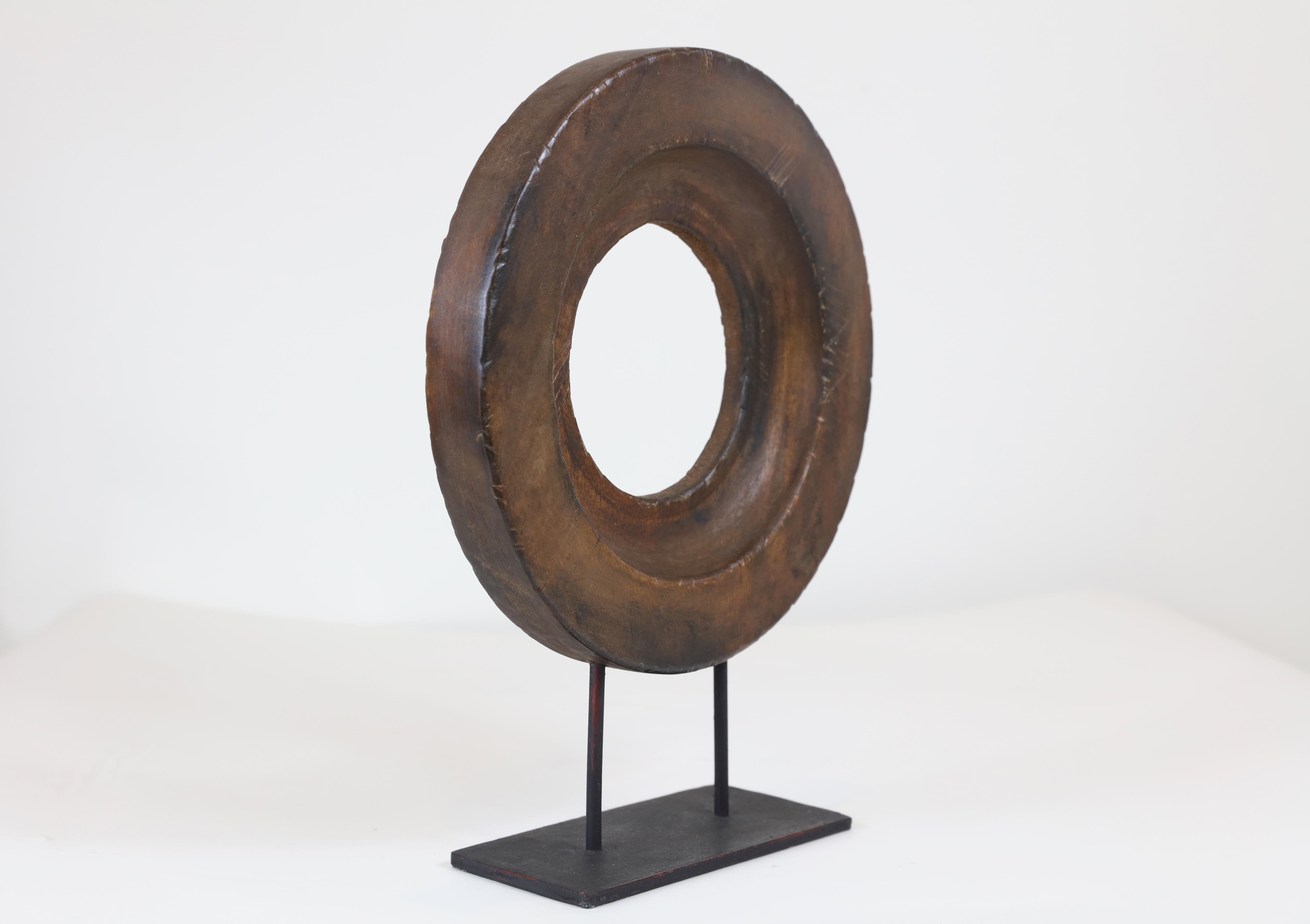 Round wooden circle on metal

Measures: 12