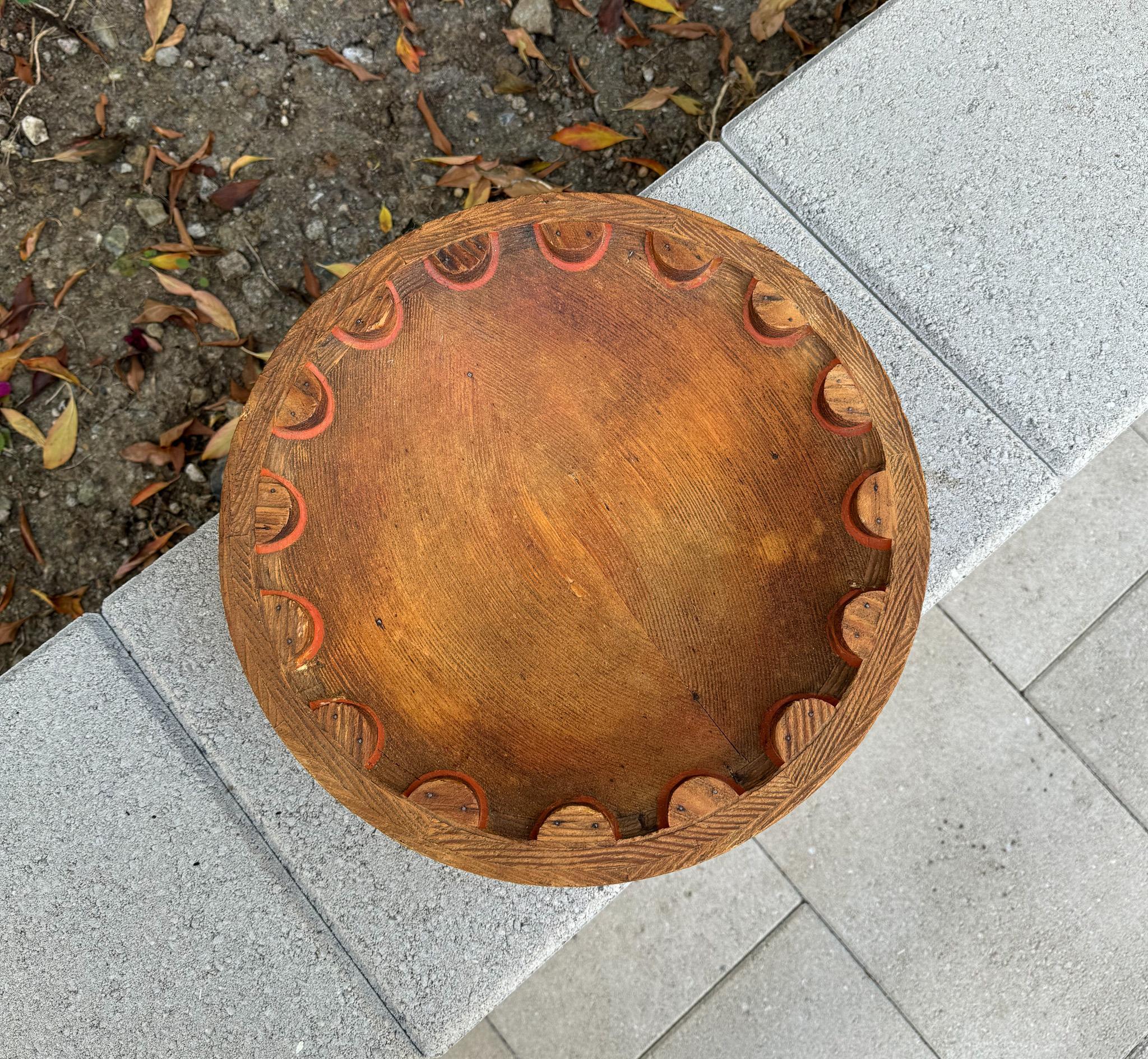 Stampo industriale rotondo in legno per fonderia, 20° secolo.  Questo pezzo funziona bene come scultura da parete o come brillante centrotavola, ciotola, ecc.ecc. 