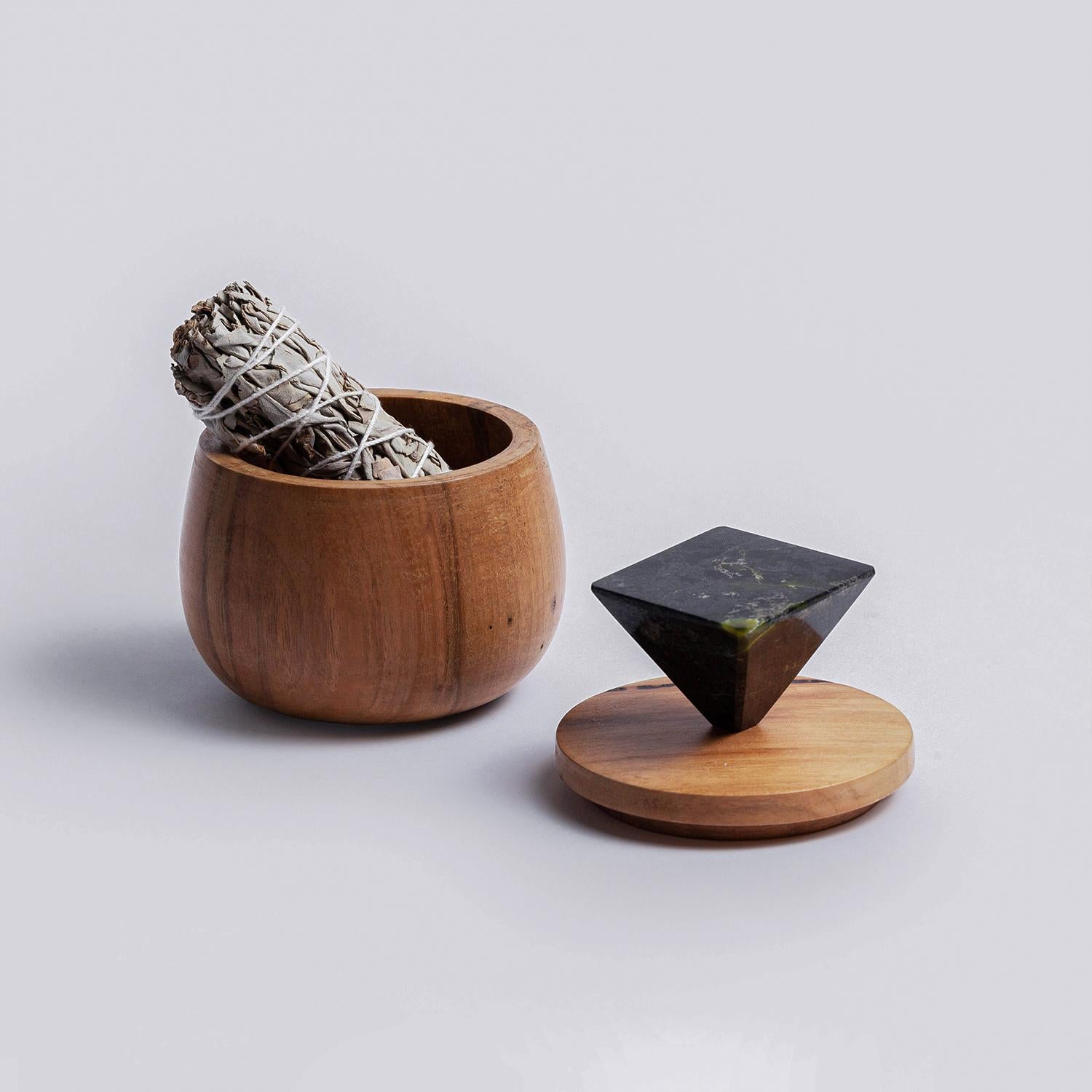 Organize your jewelry with elegance in this round black onyx box. Beauty and functionality in one.

The round everything catchall box is a carved using traditional wood carpentry techniques in Magdalena de Cao, Perú. The pyramid-shaped gemstone