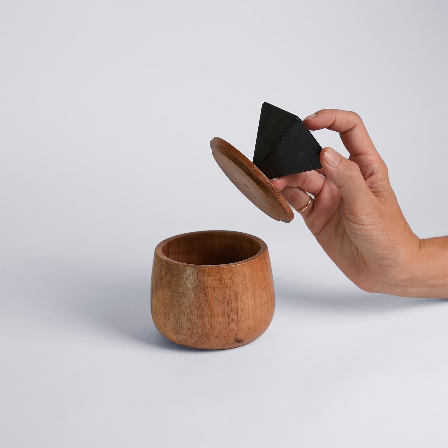 Péruvien Boîte à bijoux ronde en bois avec poignée en onyx noir en vente