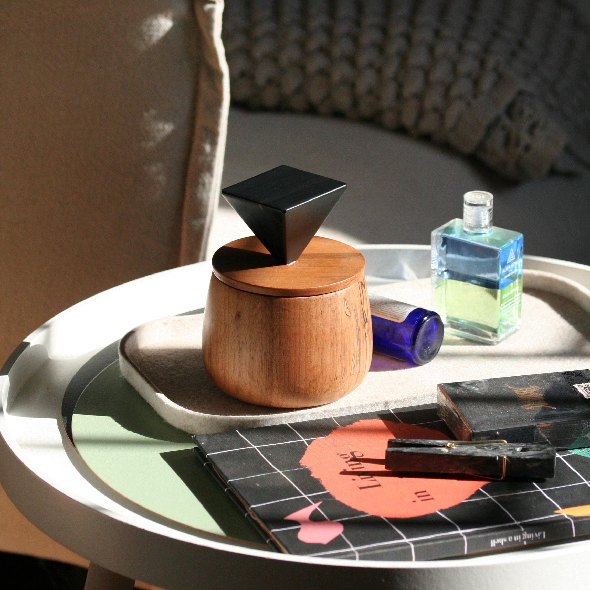 Joyero redondo de madera con asa de ónice negro Peruano en venta