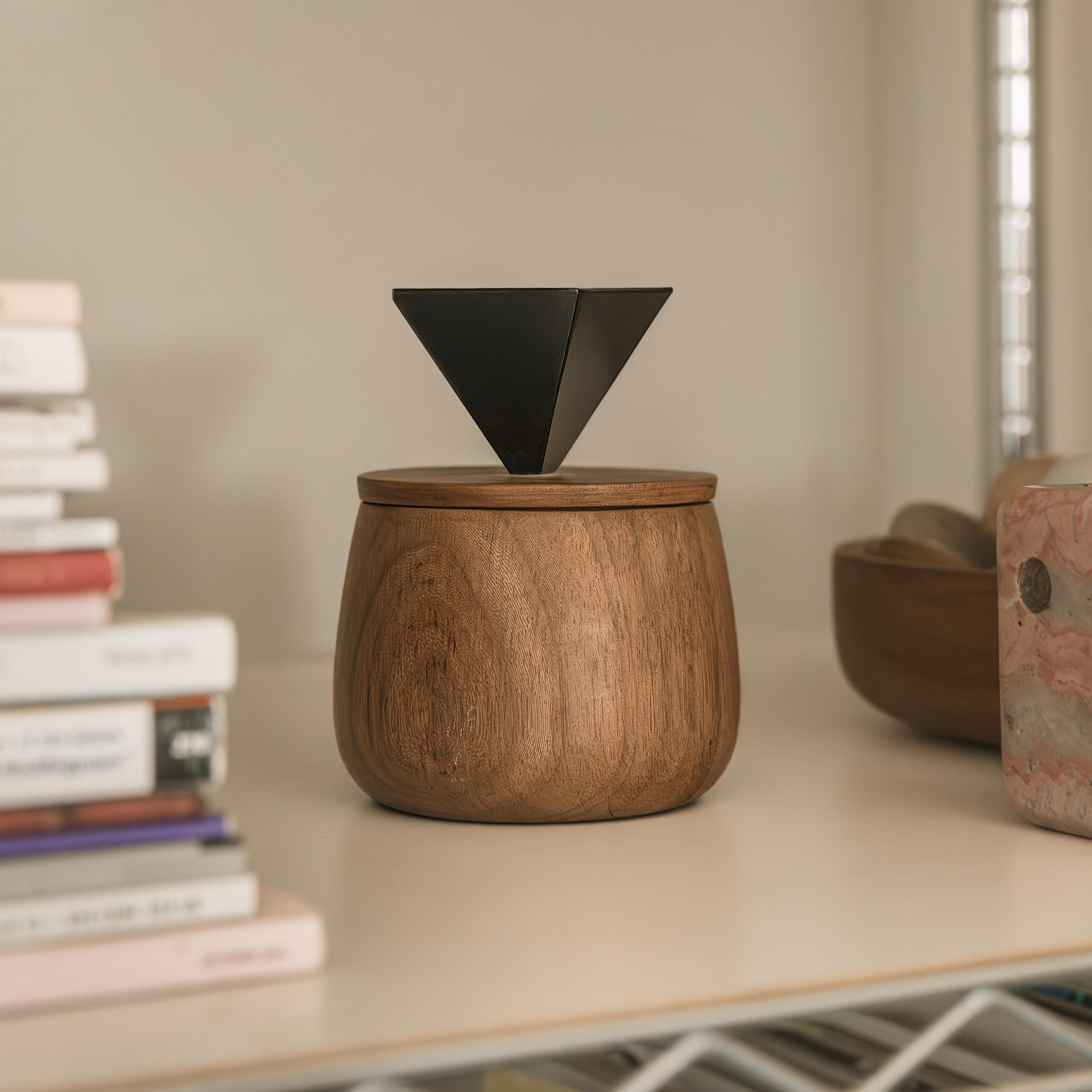 Joyero redondo de madera con asa de ónice negro Tallado en venta