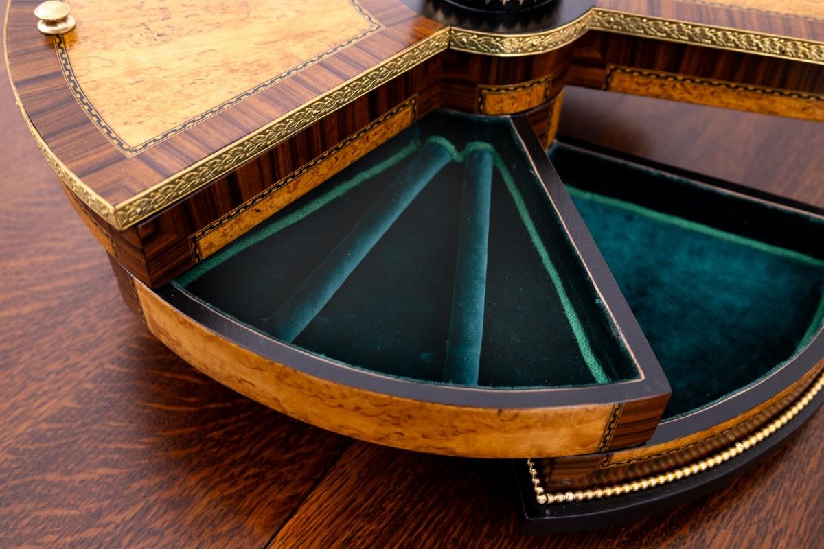 Round Wooden Jewelry Box Multicompartments 1