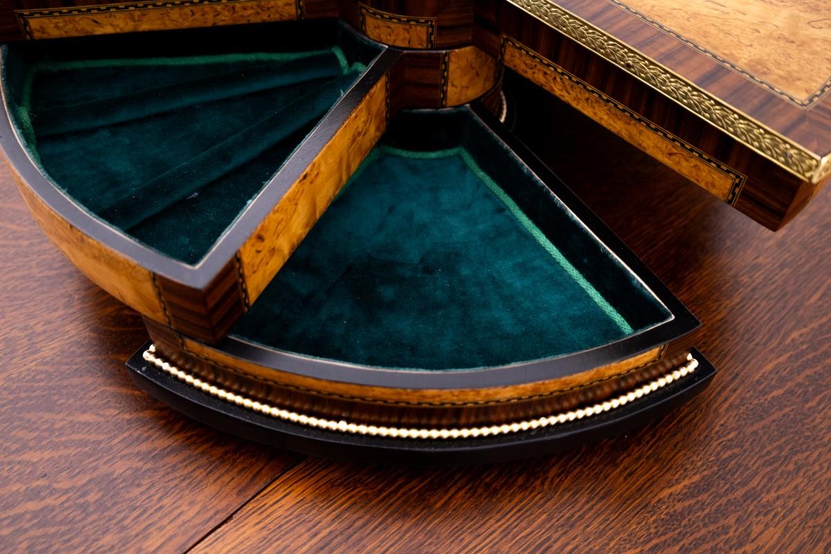 Round Wooden Jewelry Box Multicompartments 2