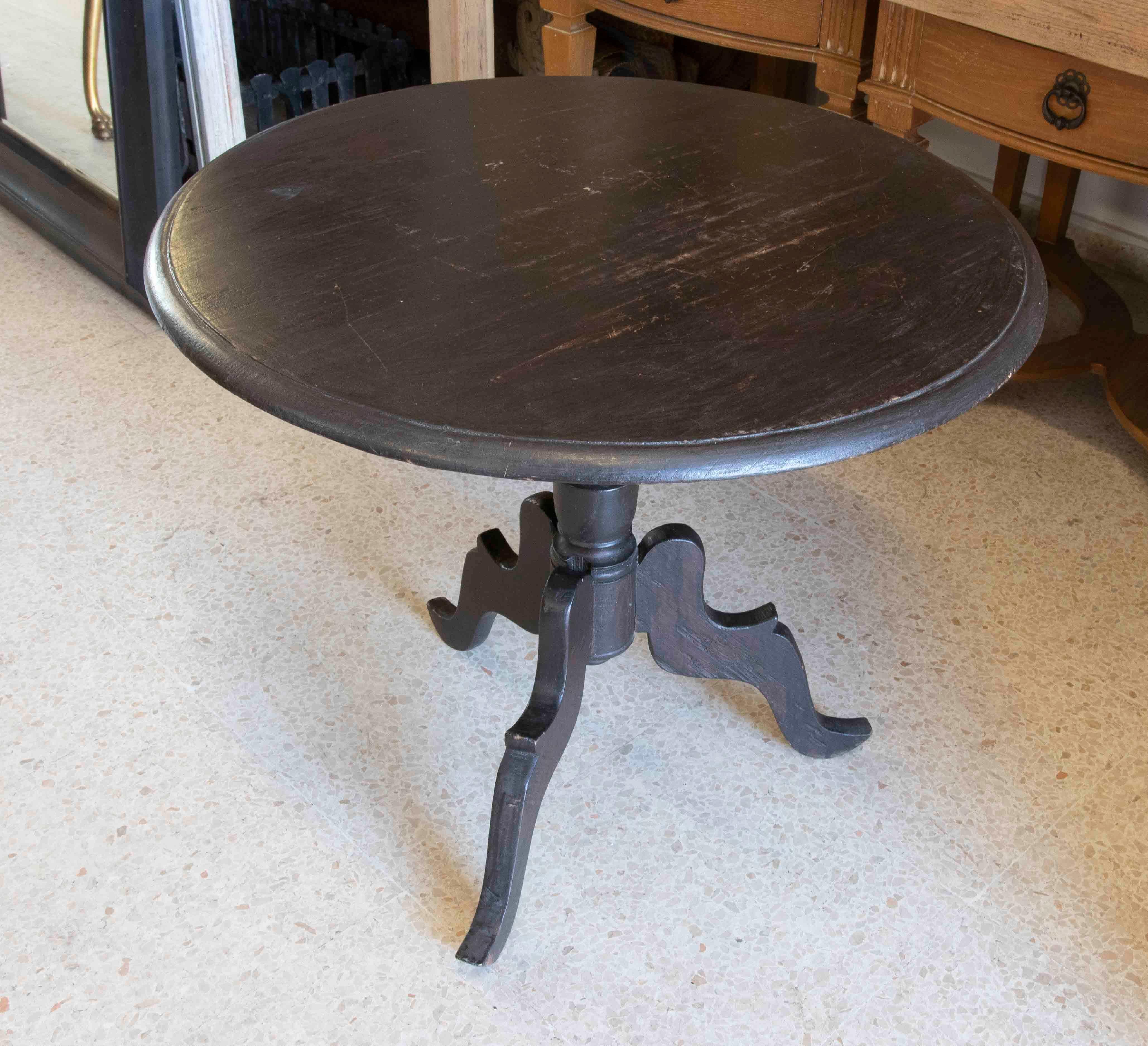 Round Wooden Side Table with Leg in the Middle  In Good Condition For Sale In Marbella, ES